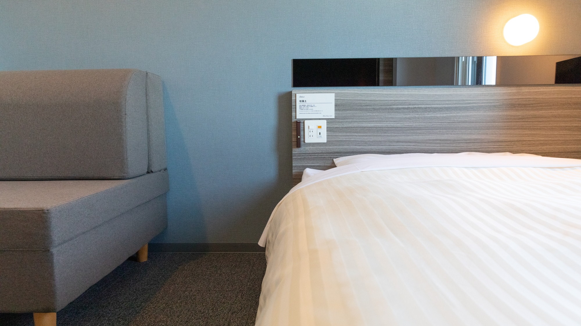 Phòng có giường đôi và ghế sofa