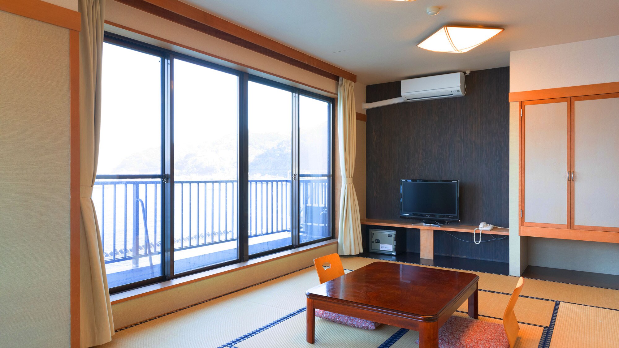 Contoh kamar bergaya Jepang di tepi laut