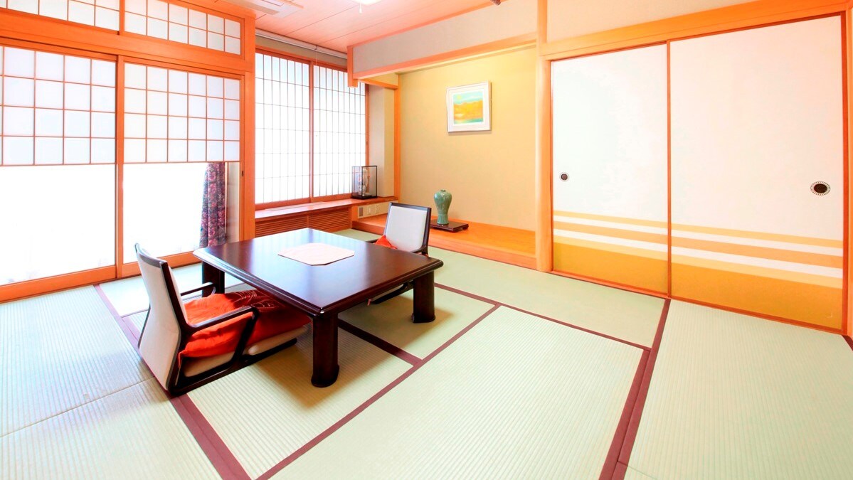 [家庭房] 在日式房间里谈论旅行回忆。