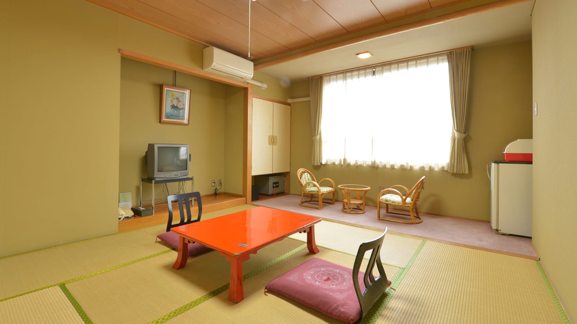* [Example of Japanese-style room 8 tatami mats] Please relax and heal the tiredness of your trip.