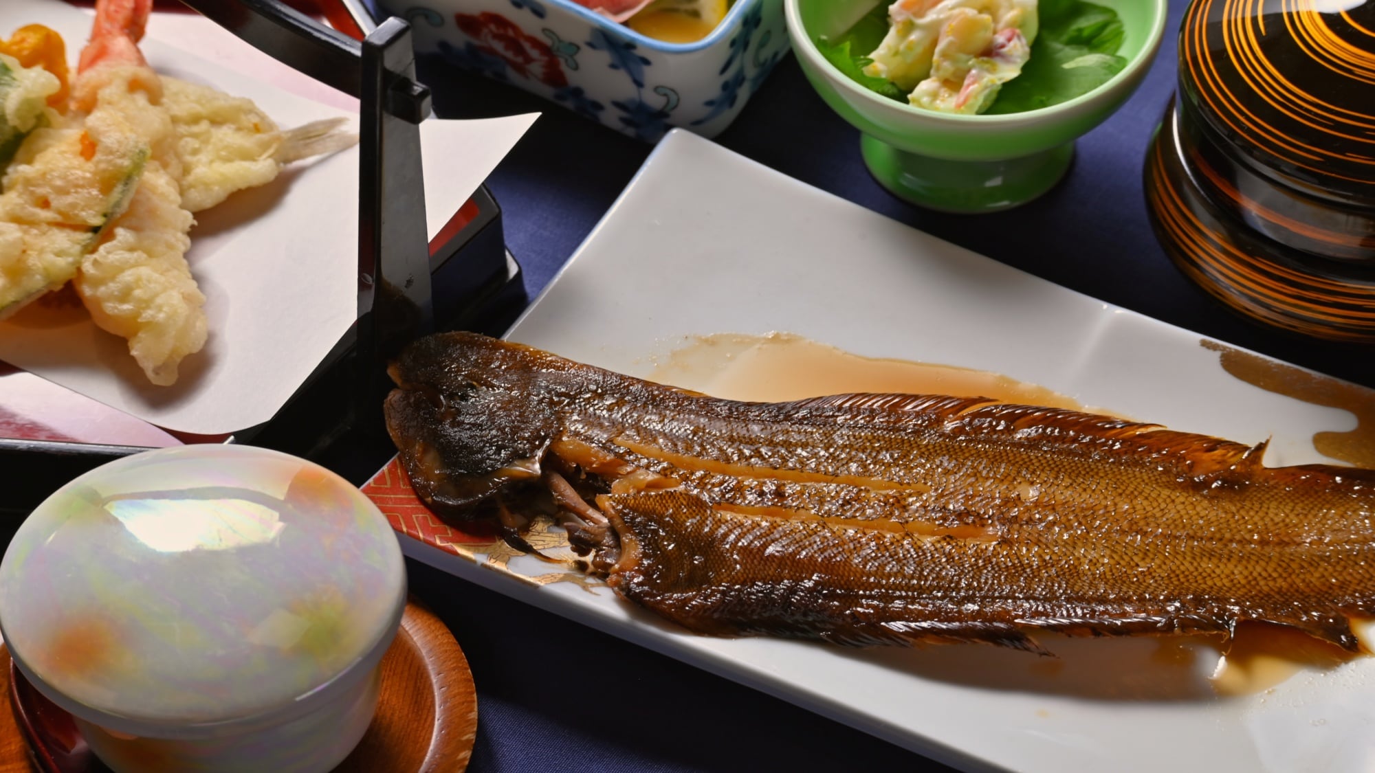 The soft and plump sole is soaked in a sweet and spicy sauce, creating an elegant taste that melts in your mouth.