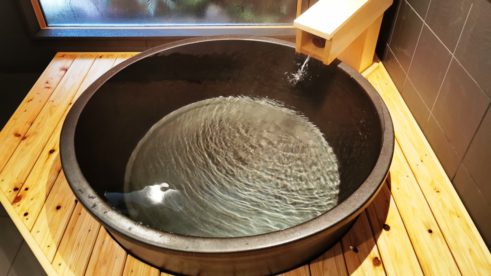 [น้ำพุร้อน] ห้องอาบน้ำส่วนตัวแบบครอบครัวที่สร้างขึ้นใหม่ (ห้องอาบน้ำในร่ม) เพลิดเพลินกับน้ำพุร้อนที่มีชื่อเสียงได้อย่างเต็มที่ในพื้นที่ส่วนตัวพร้อมกลิ่นหอมของไม้...