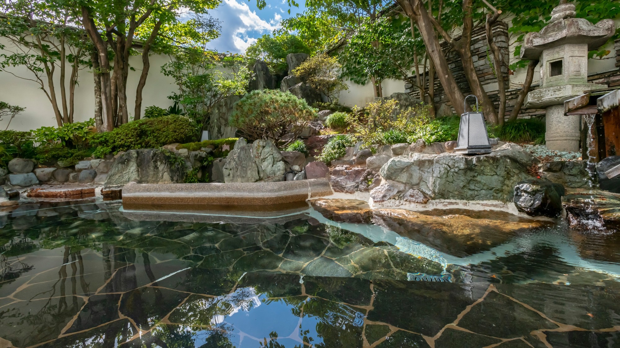 เพลิดเพลินไปกับการเดินทางเพื่อการบำบัดด้วยอากาศและน้ำพุร้อนของคินุกาวะซึ่งอุดมไปด้วยธรรมชาติ…