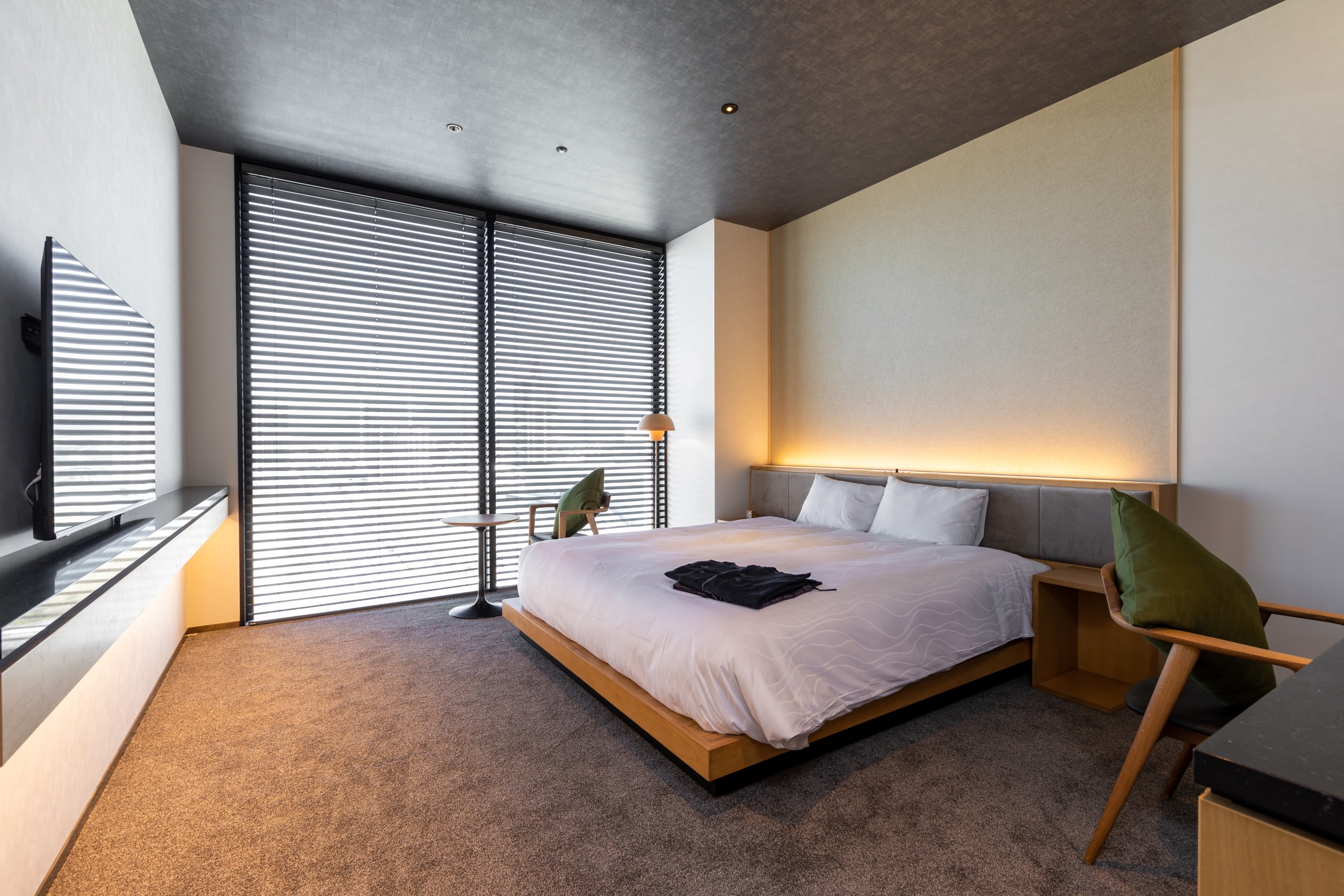 [Sky King] You can relax on a spacious king size bed (180 cm wide).