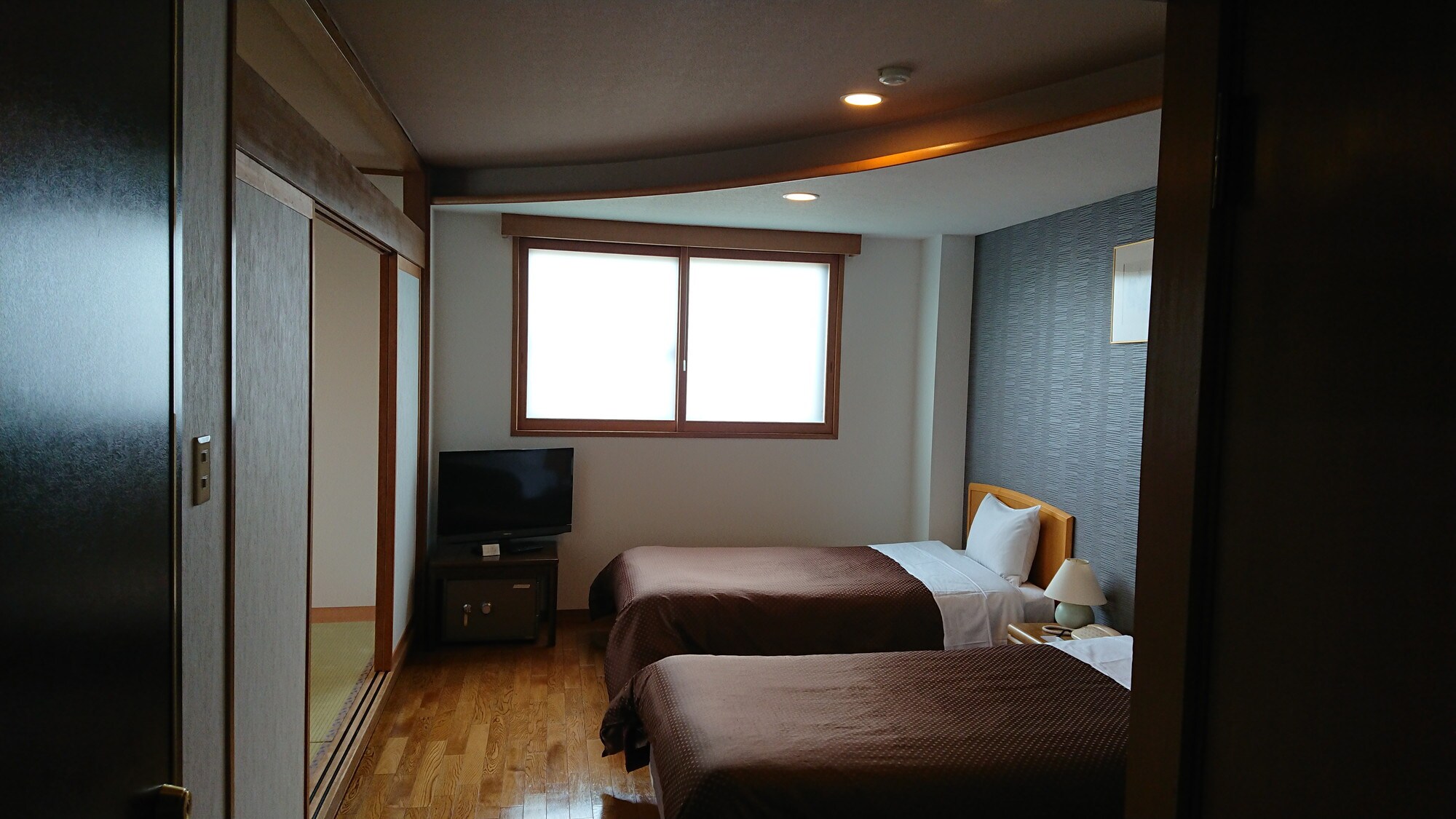 A combination room with twin beds and a Japanese-style room with 6 tatami mats.