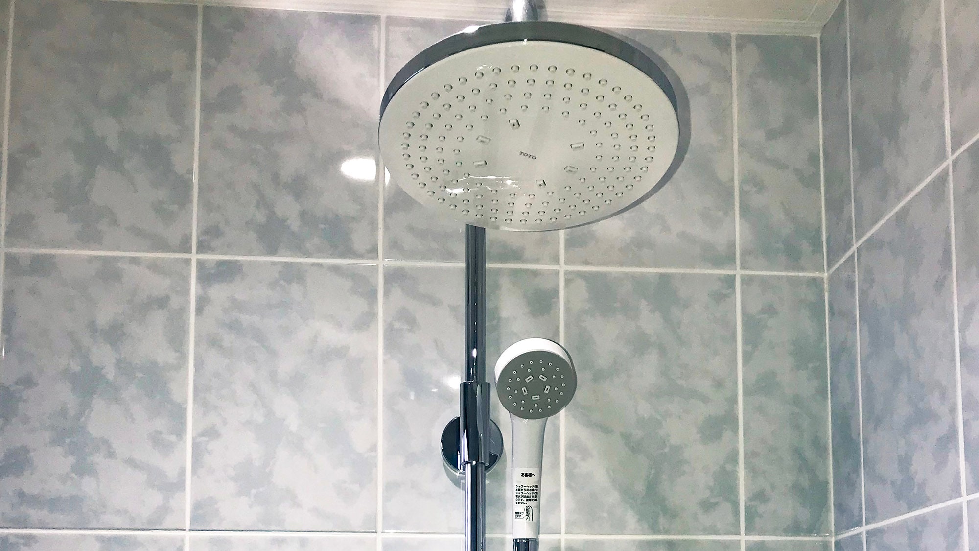 ・Soft and comfortable overhead shower