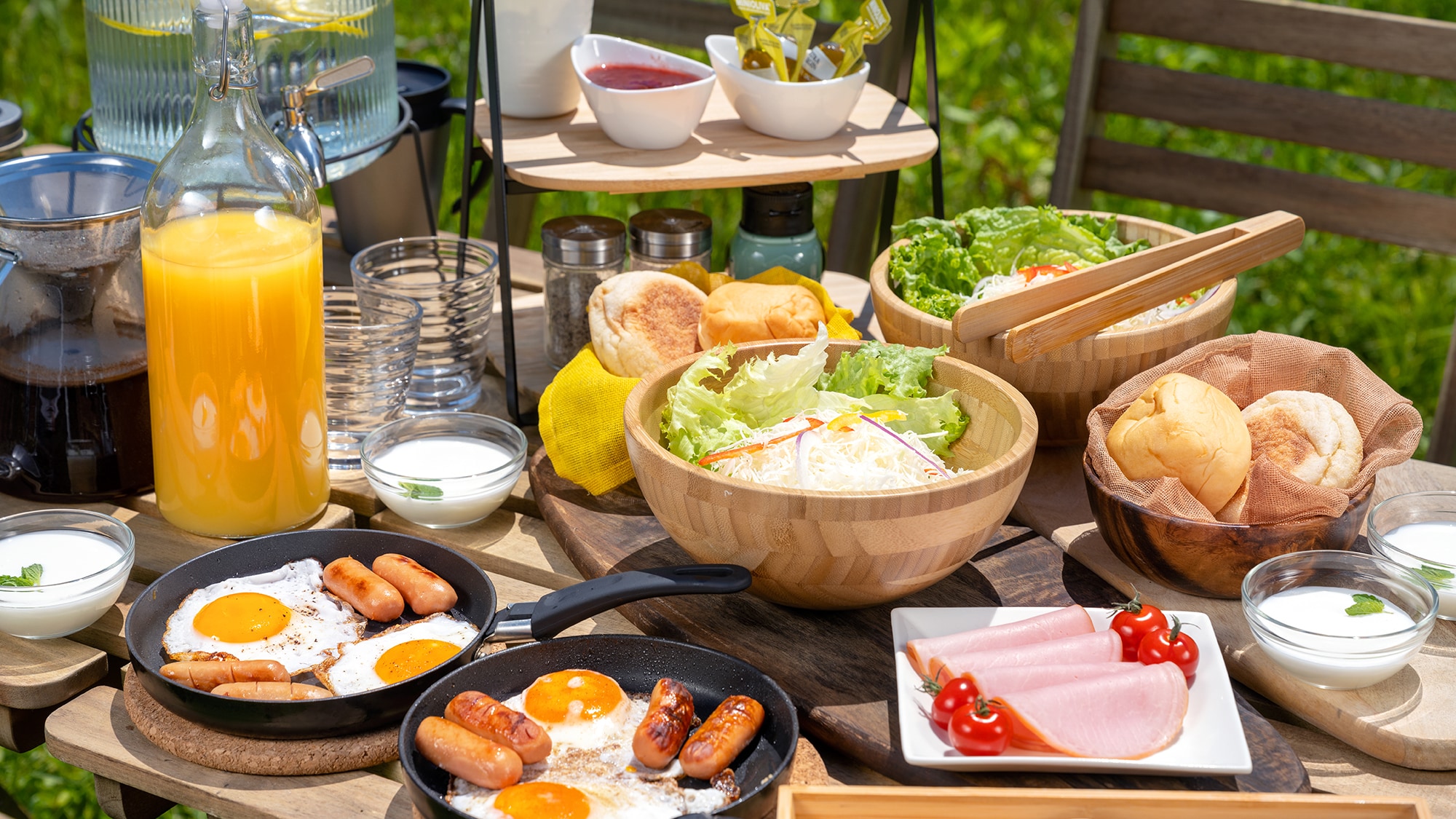 [Breakfast: Glamping] Enjoy a morning meal in a picnic mood.