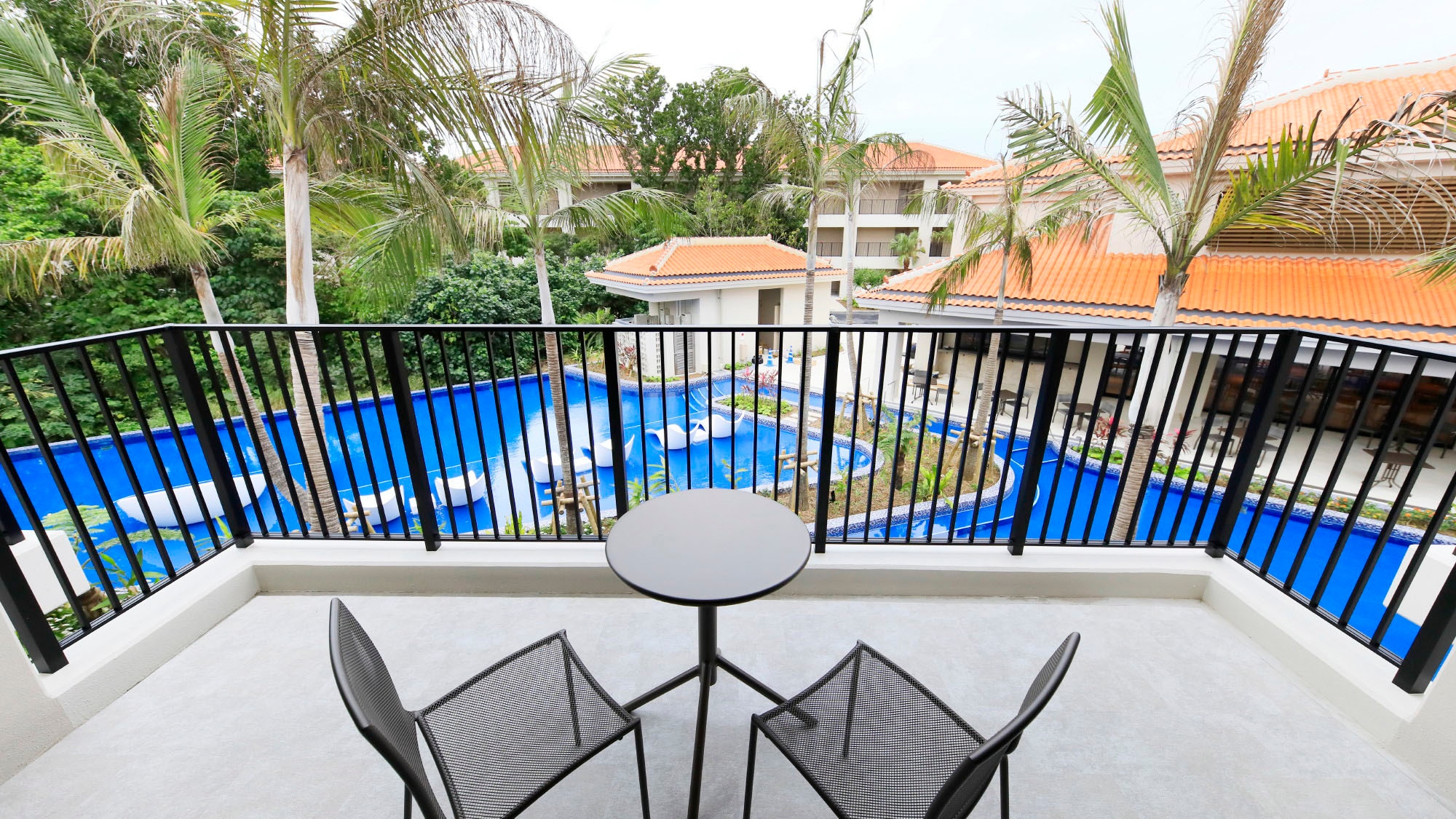 [Forest Wing/Garden side] You can see the water garden below.