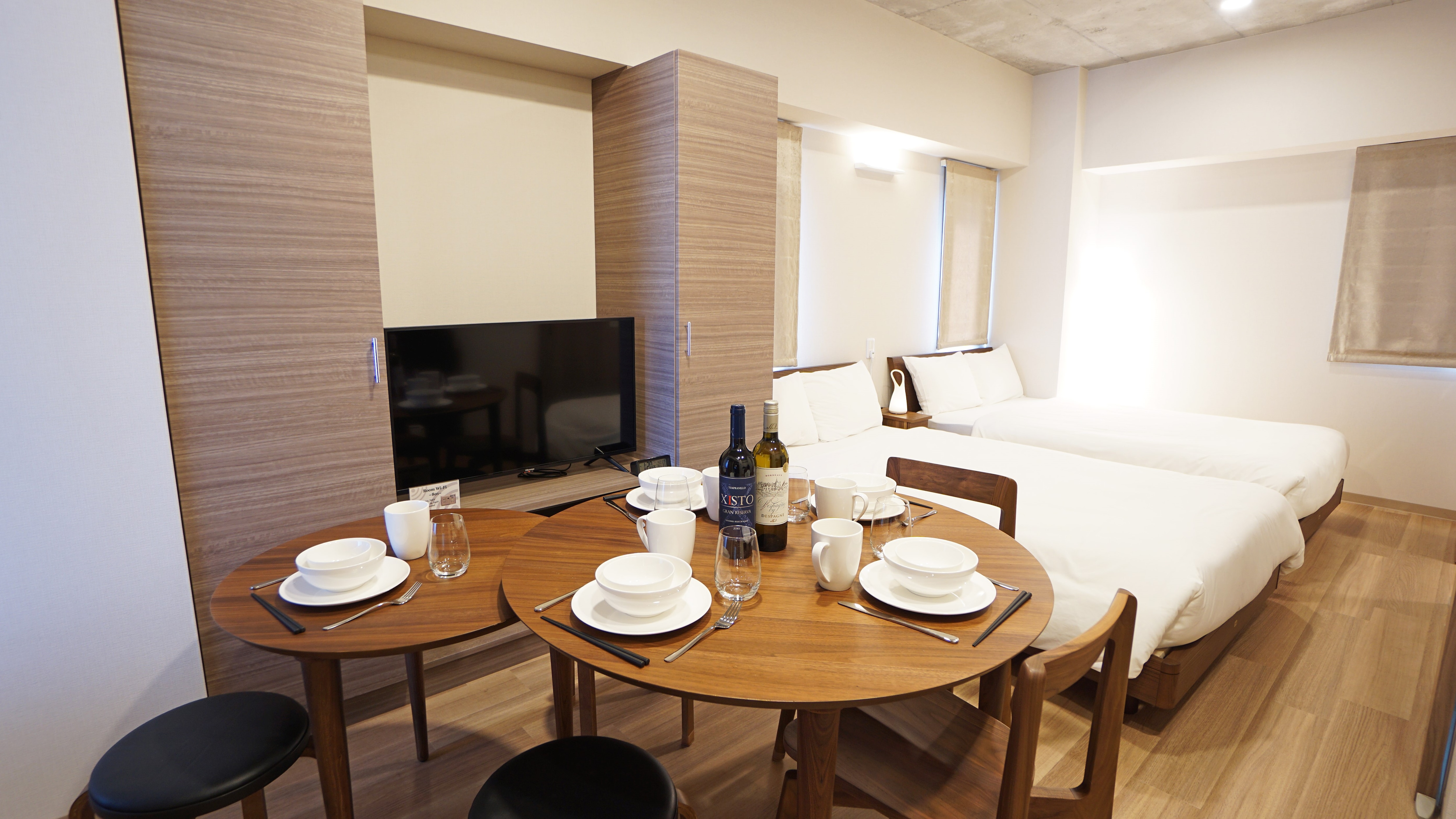 16:9 Dining and 1 bed