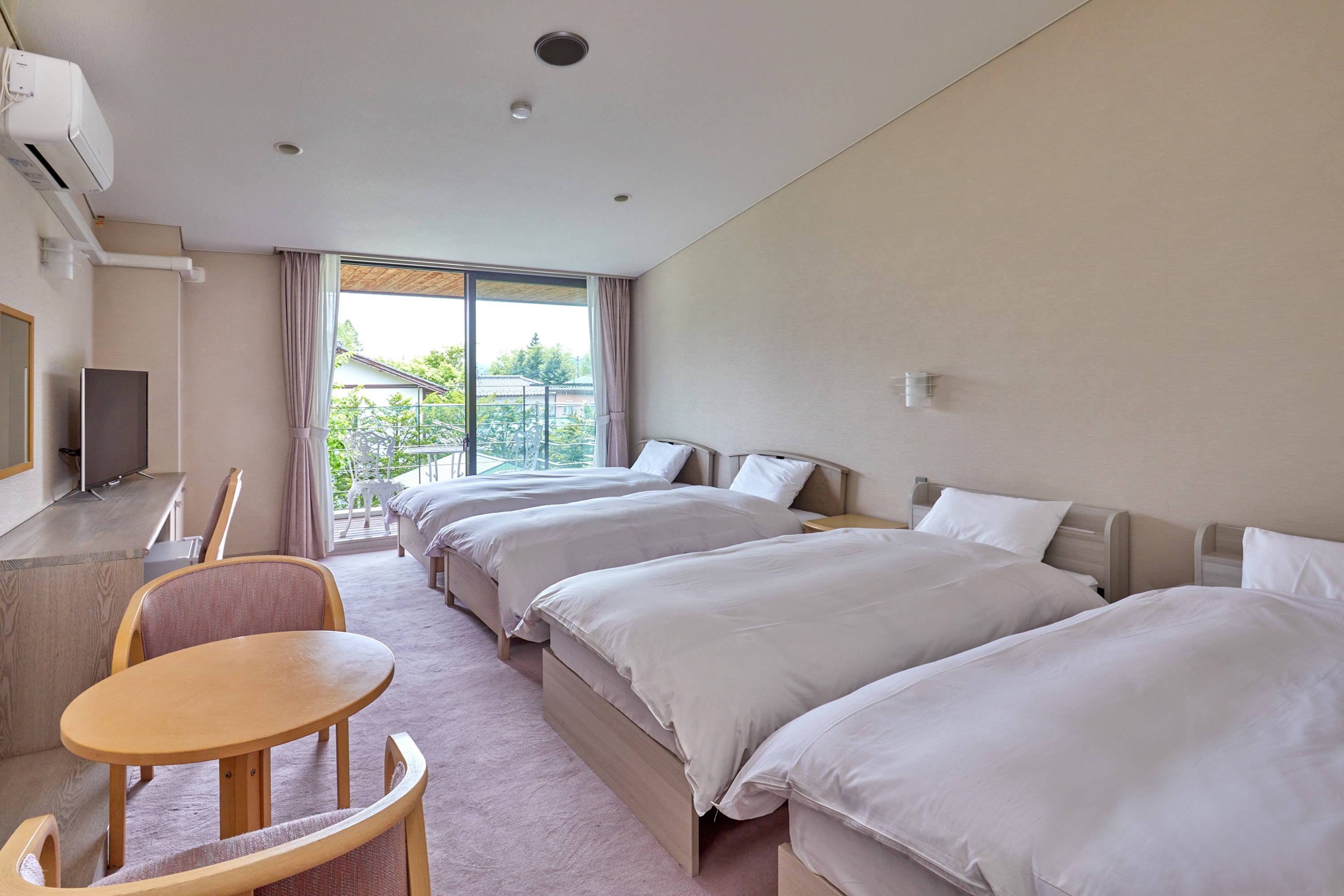 Western-style room (17 m2) (1-4 persons)
