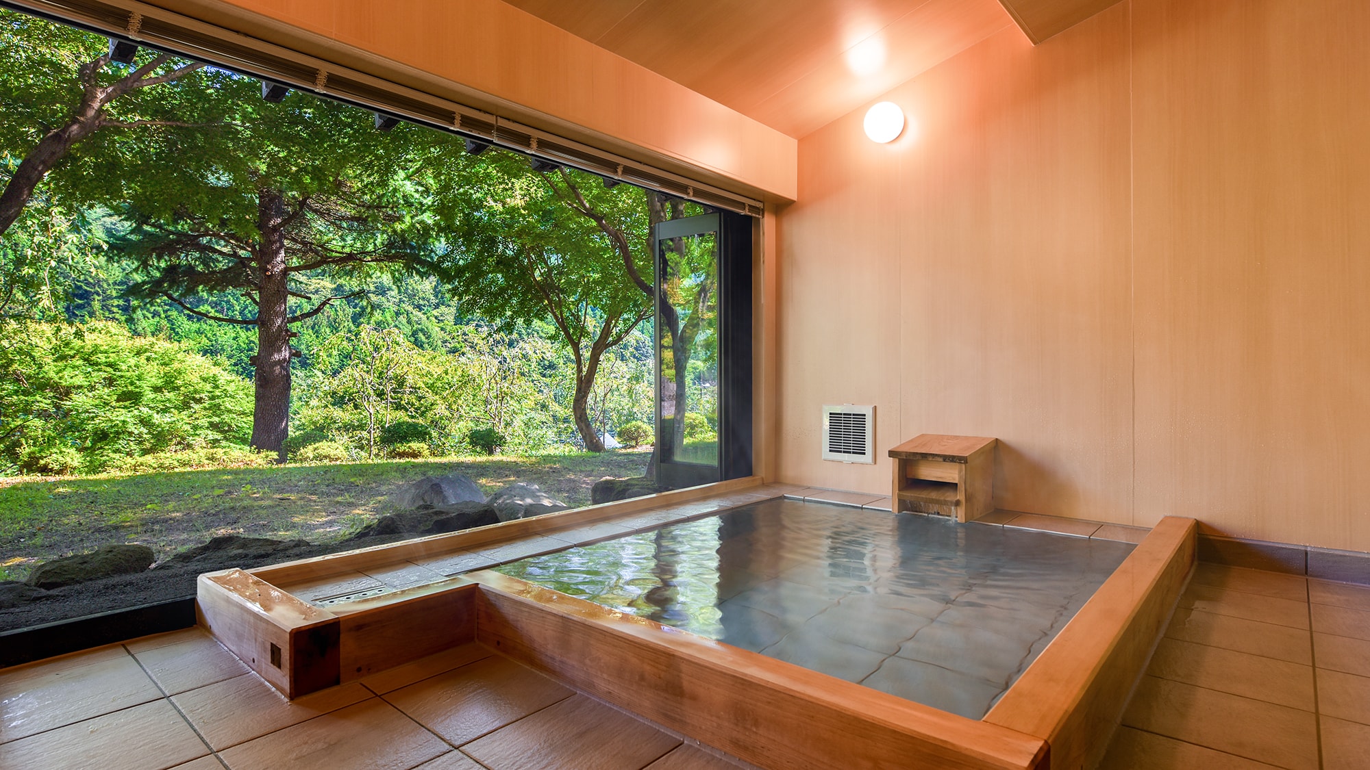 *VIP room/A semi-open-air bath where you can fully enjoy the changing seasons of the garden and Mount Hotaka
