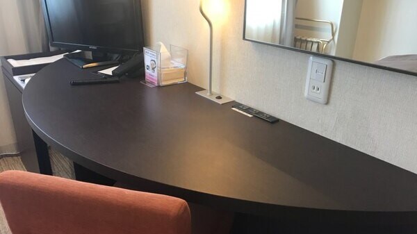 Wide desk, spacious desk, full of outlets