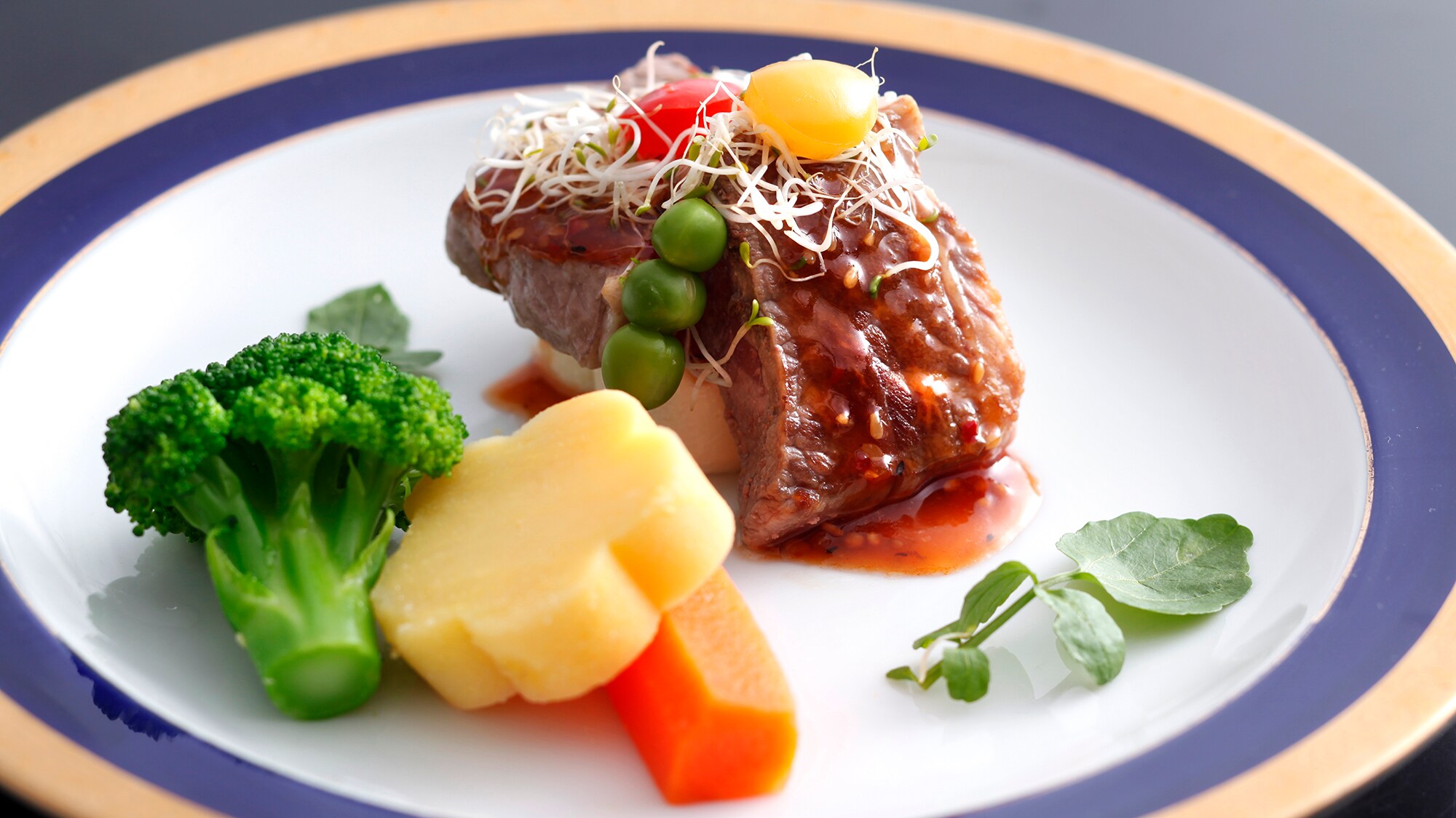 [Gourmet Kaiseki: Domestic Beef Steak] Please take your time to enjoy the steak's unique "umami" and "soft texture."
