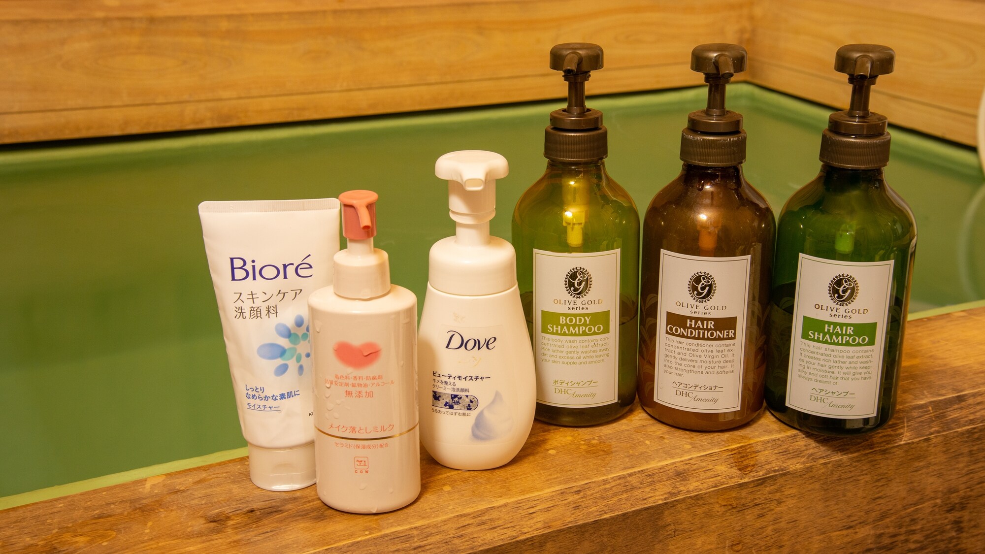 * [Bath] The women's bath has a wide variety of amenities.