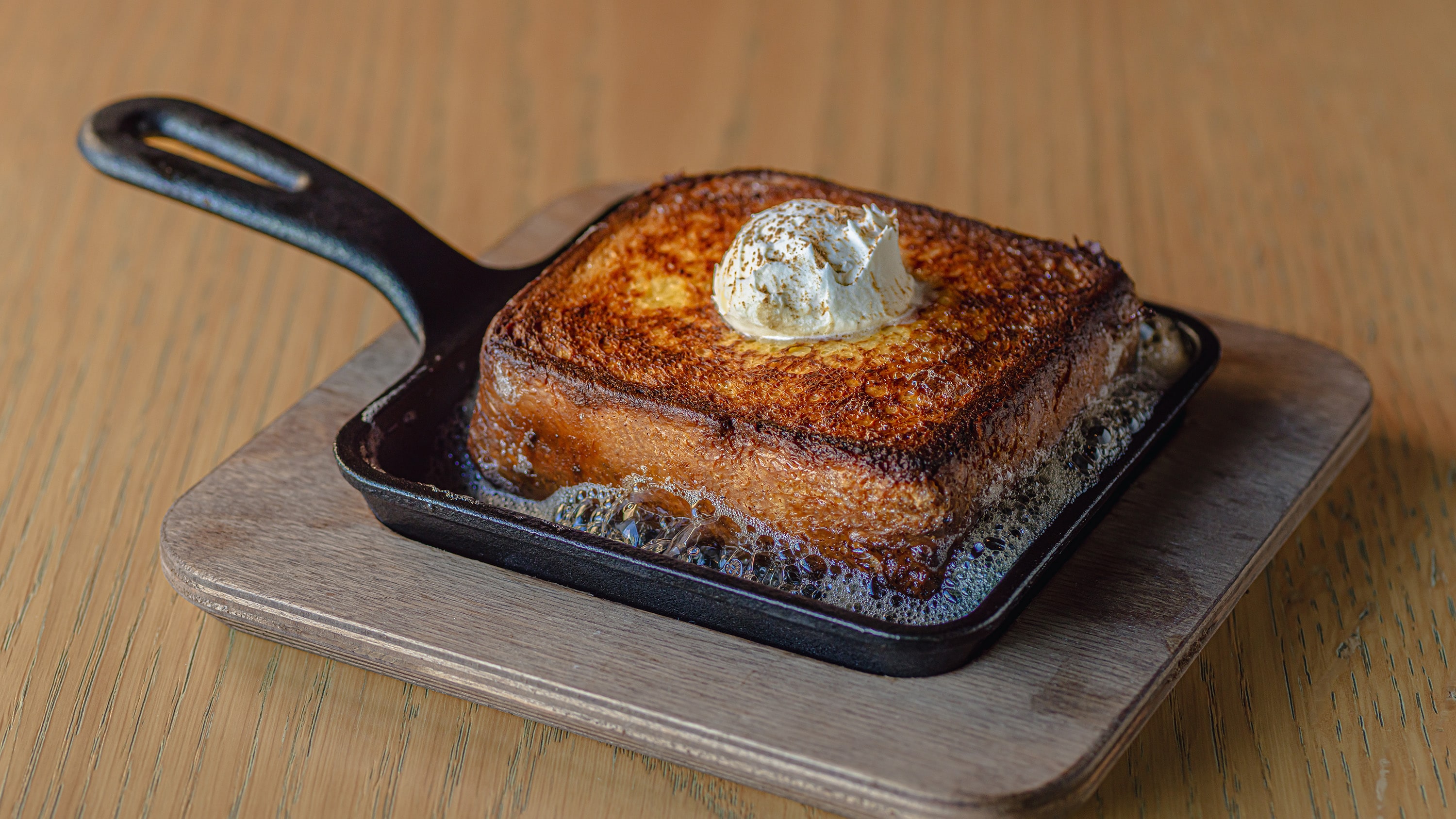 French toast / Flavored with Kaga Bancha tea and served with cream. | Breakfast serving image