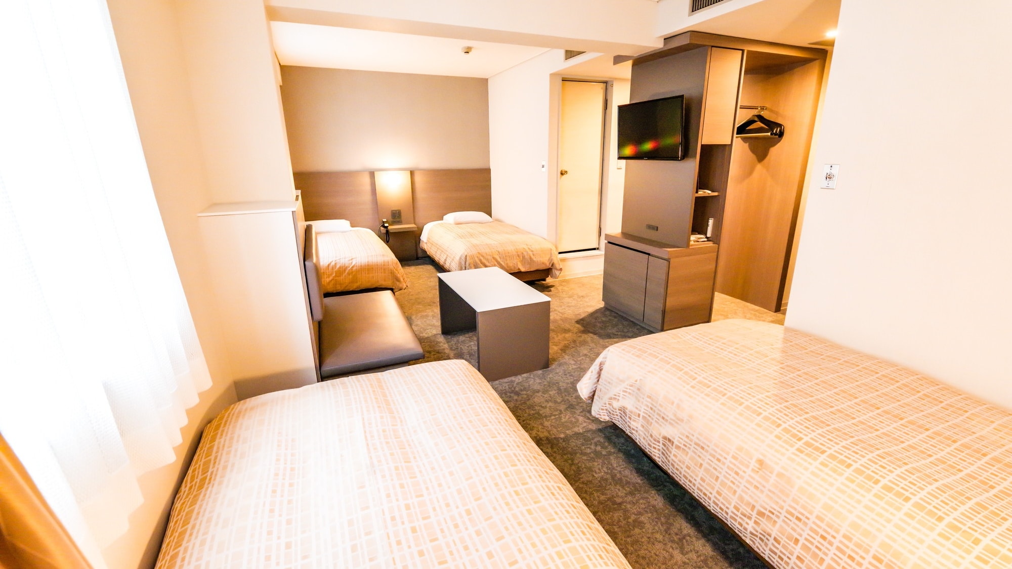 [Force Room] Family type room with 4 beds of 30 square meters ◆ Recommended for families and groups ♪