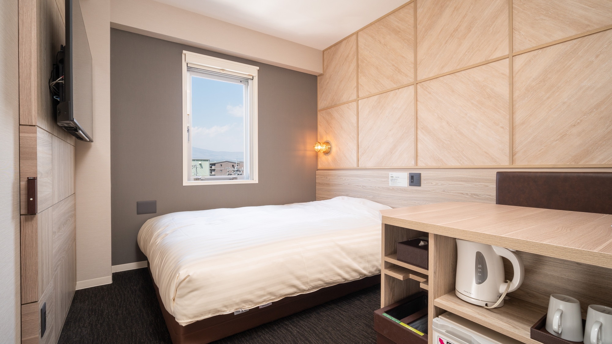 Bạn có thể thư giãn trên chiếc giường rộng rãi.