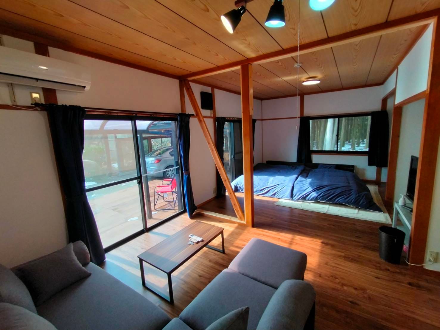 Western-style room with semi-double bed