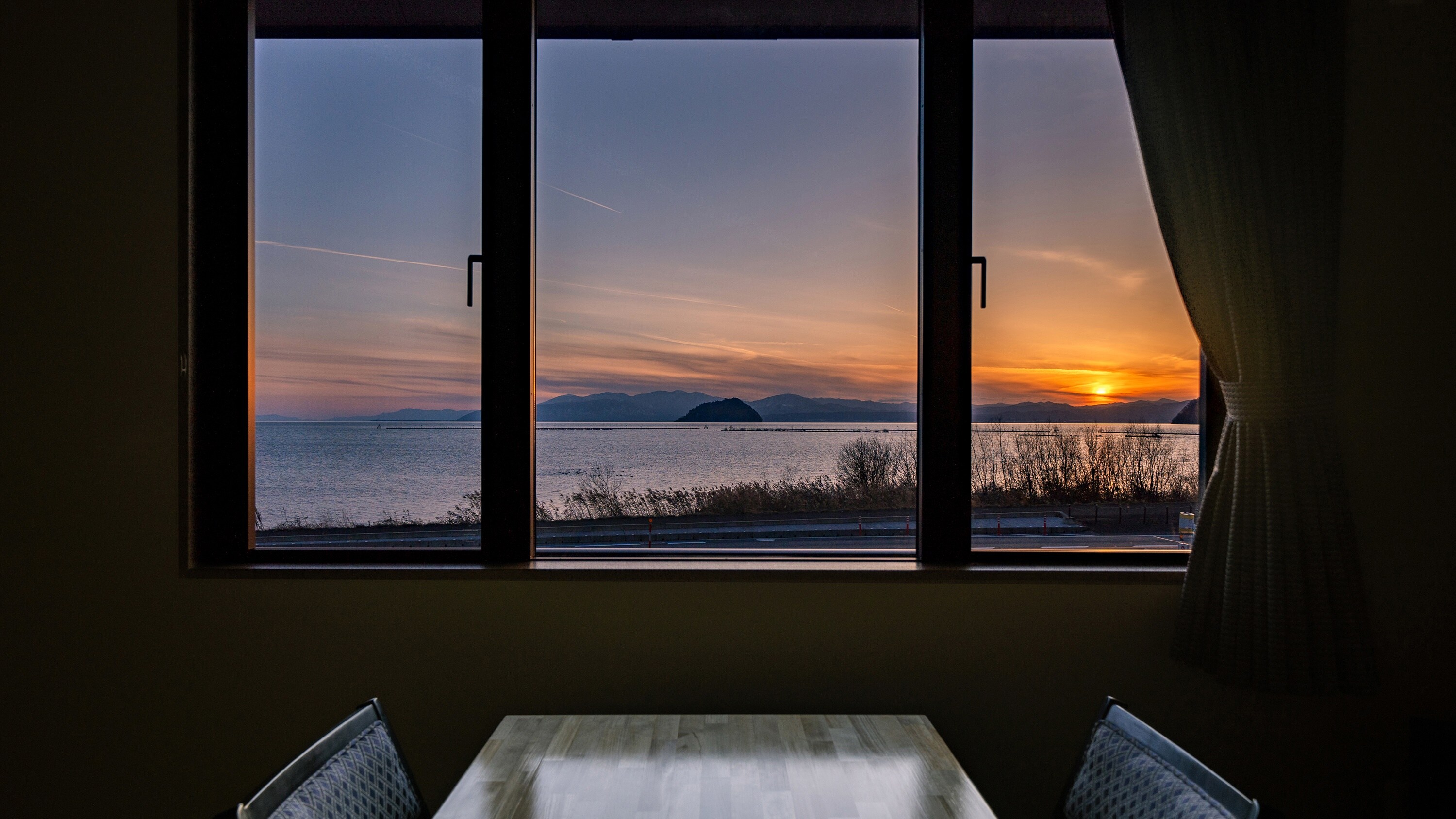 ※本店前的湖畔的夕陽美景被選為「日本夕陽100選」之一。您可以從您的房間看到它。