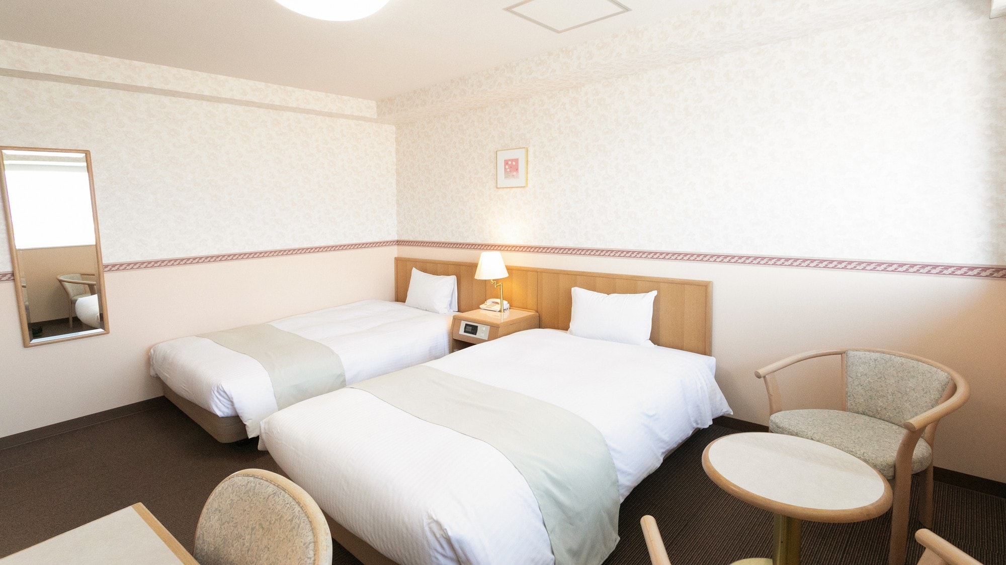 [Twin Room] A room with two 120cm wide beds. All rooms face the Northern Alps.