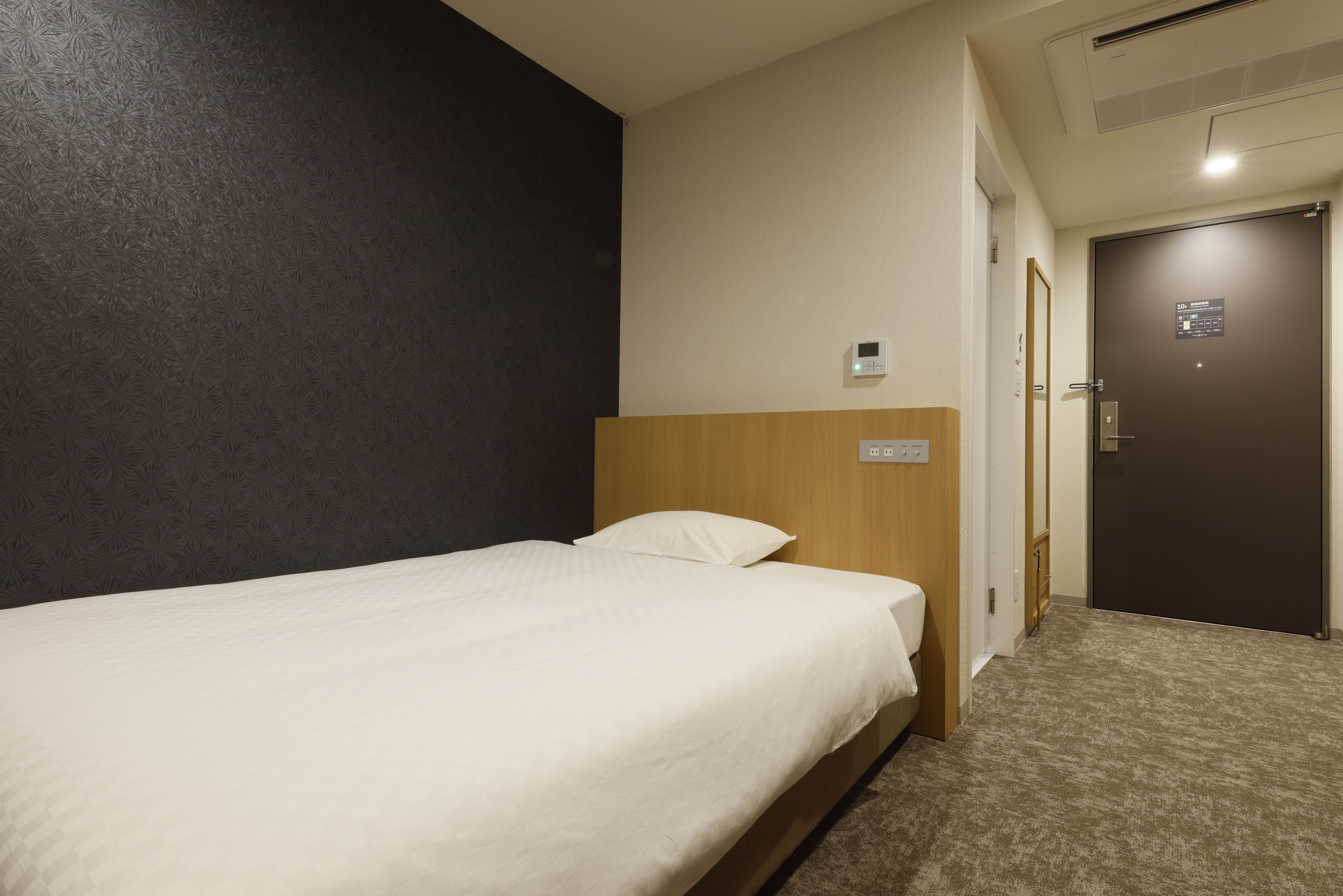 Semi-double and single rooms