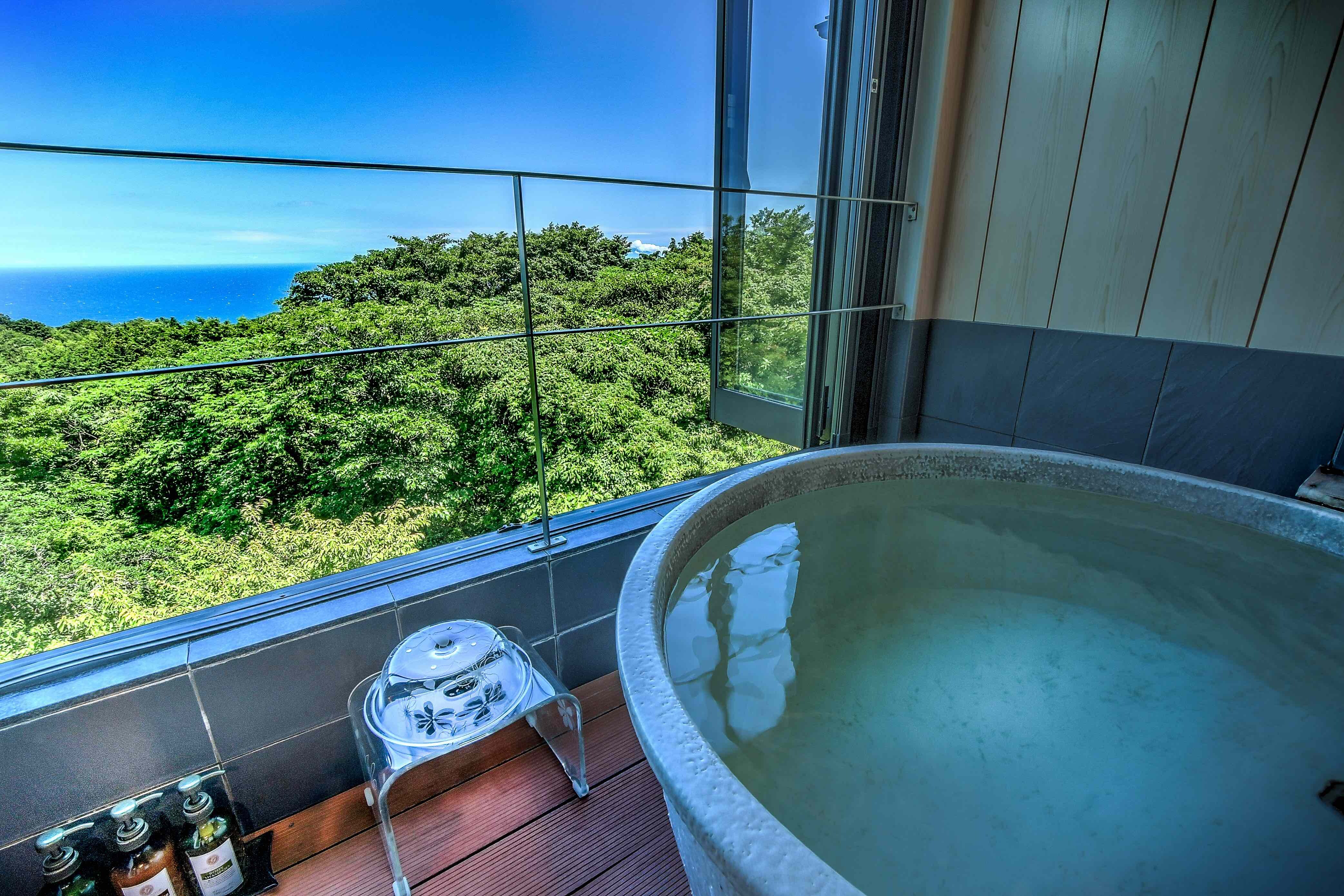 [Sound] Relax in the hot spring while looking at the blue sky and sea