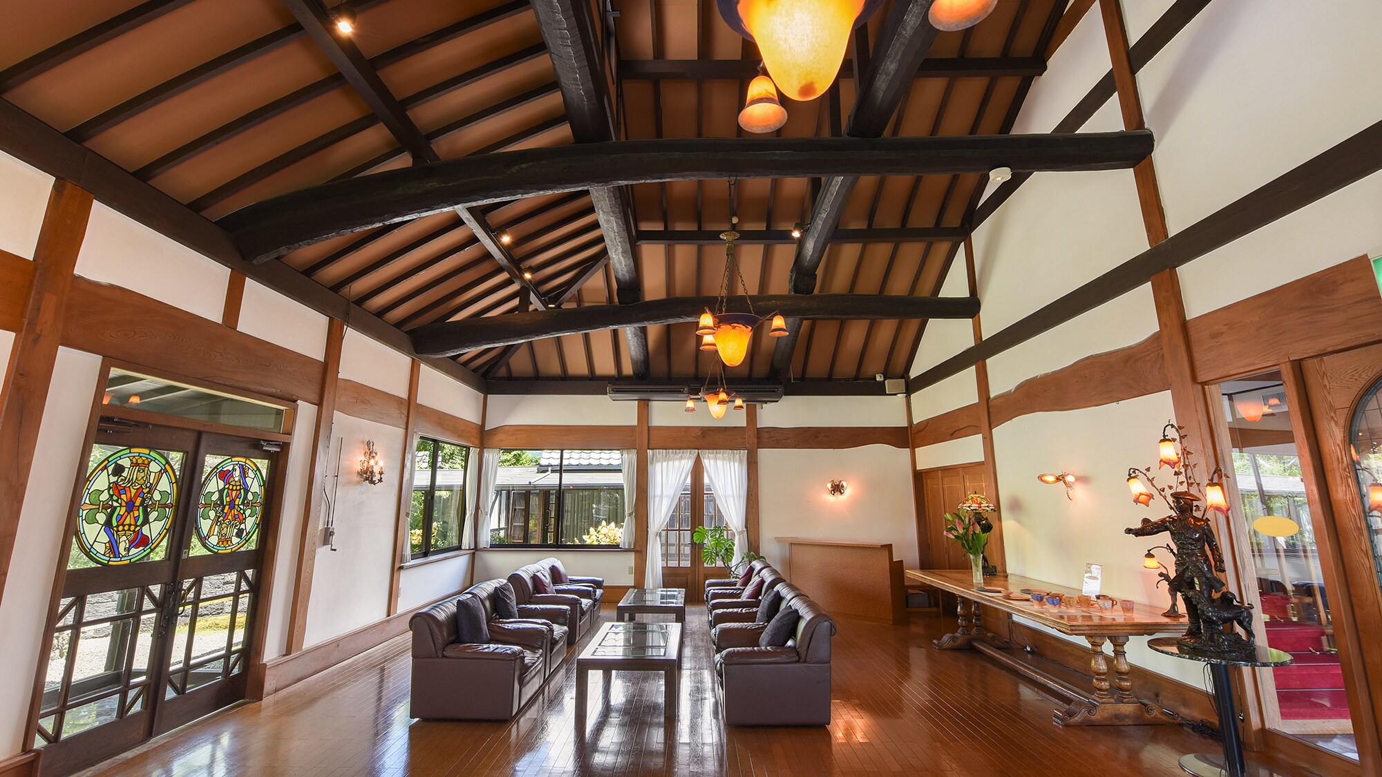 [Karishima Club] Lobby lounge. A specially designed space with antique stained glass and lighting.