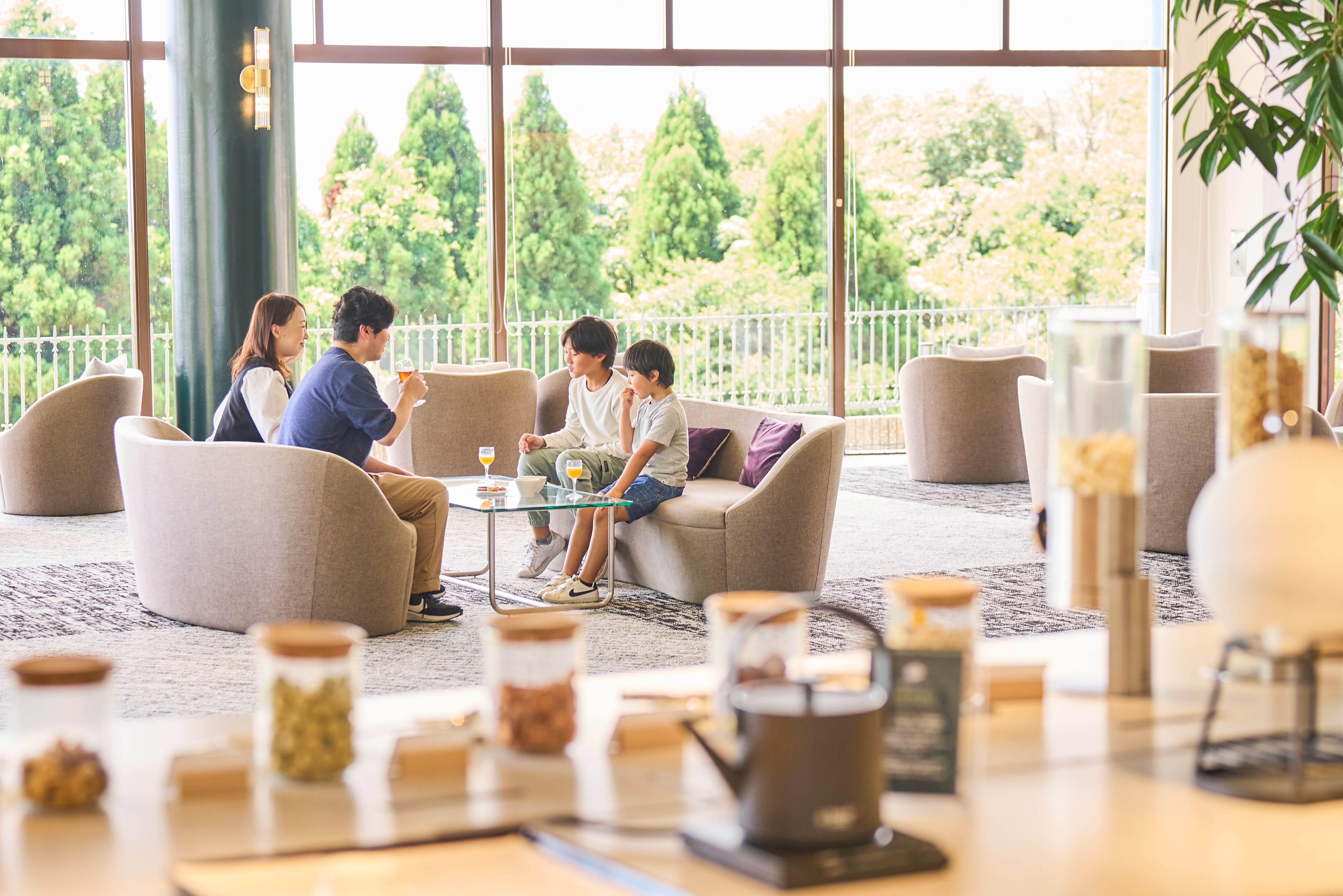 ・[1F休息室] 提供約30種咖啡、軟性飲料和酒精飲料。