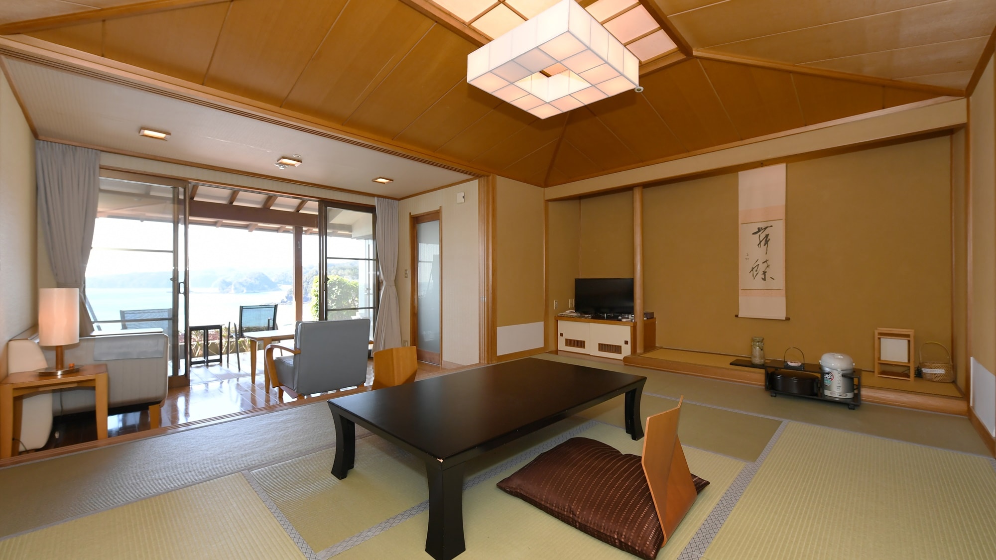 An example of a Japanese-style room with an open-air bath and 10 tatami mats