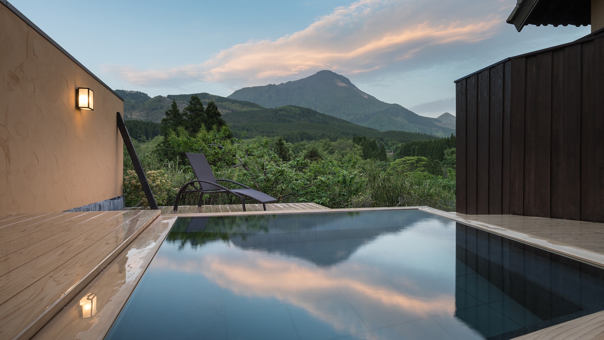 ■Private family bath■Enjoy a luxurious holiday surrounded by the majestic Mt. Yufu.