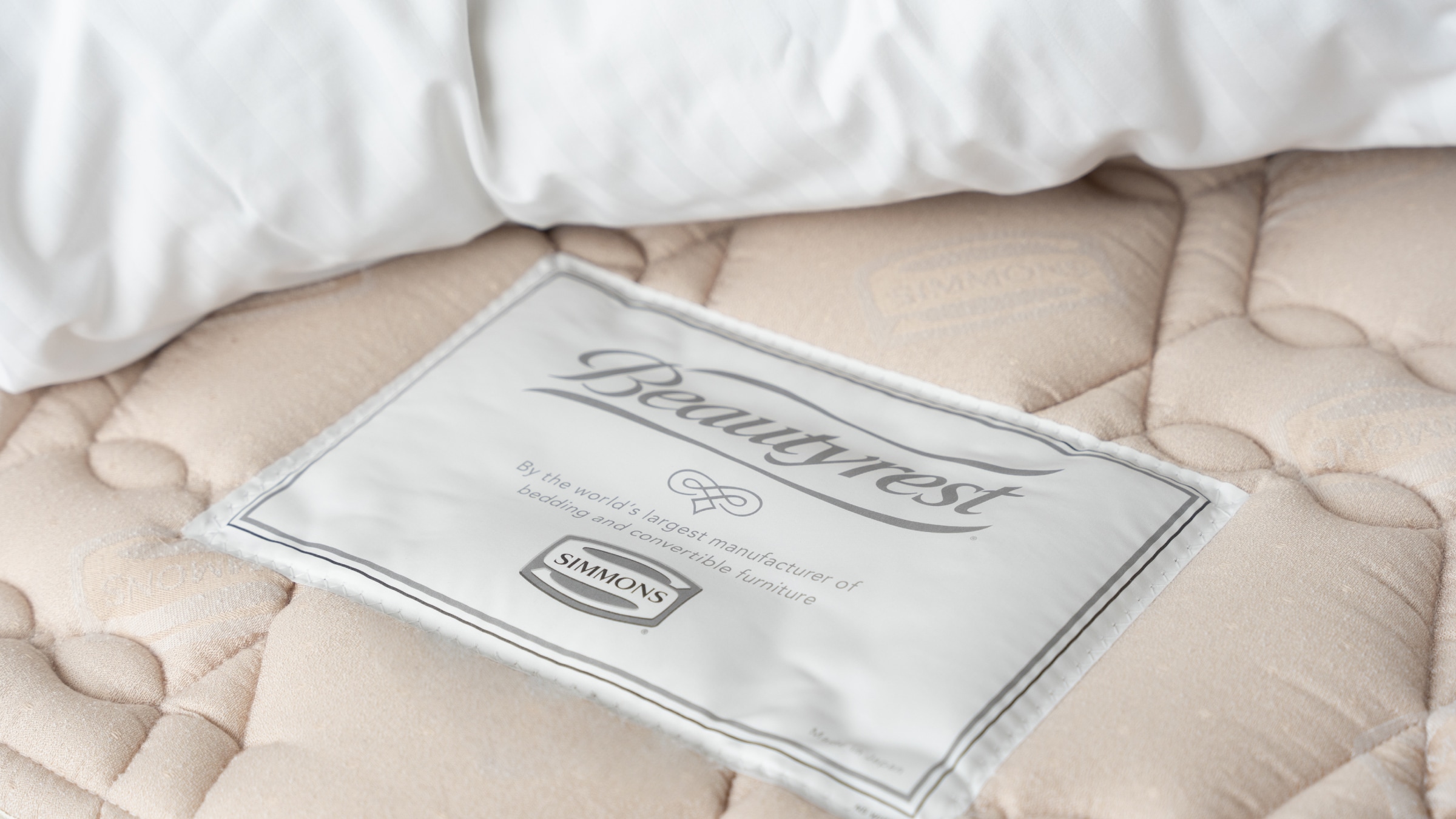 [Guest room] Simmons mattresses are installed in all rooms.