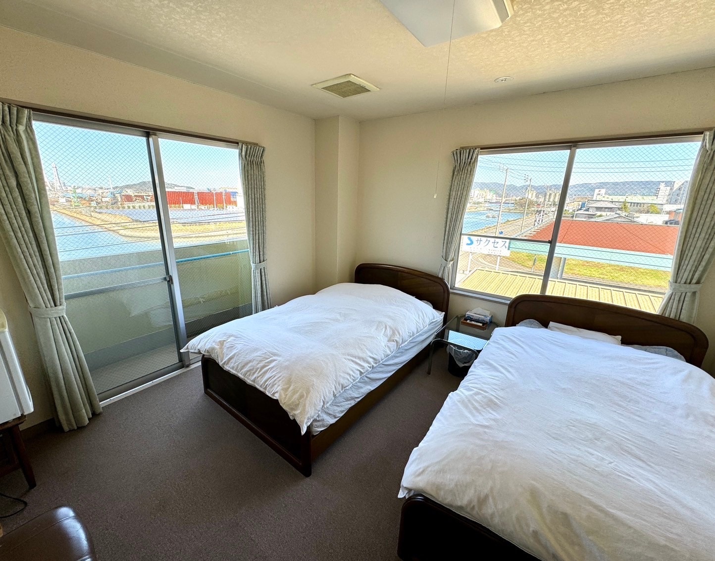 Western-style twin room with bathroom and toilet⑤