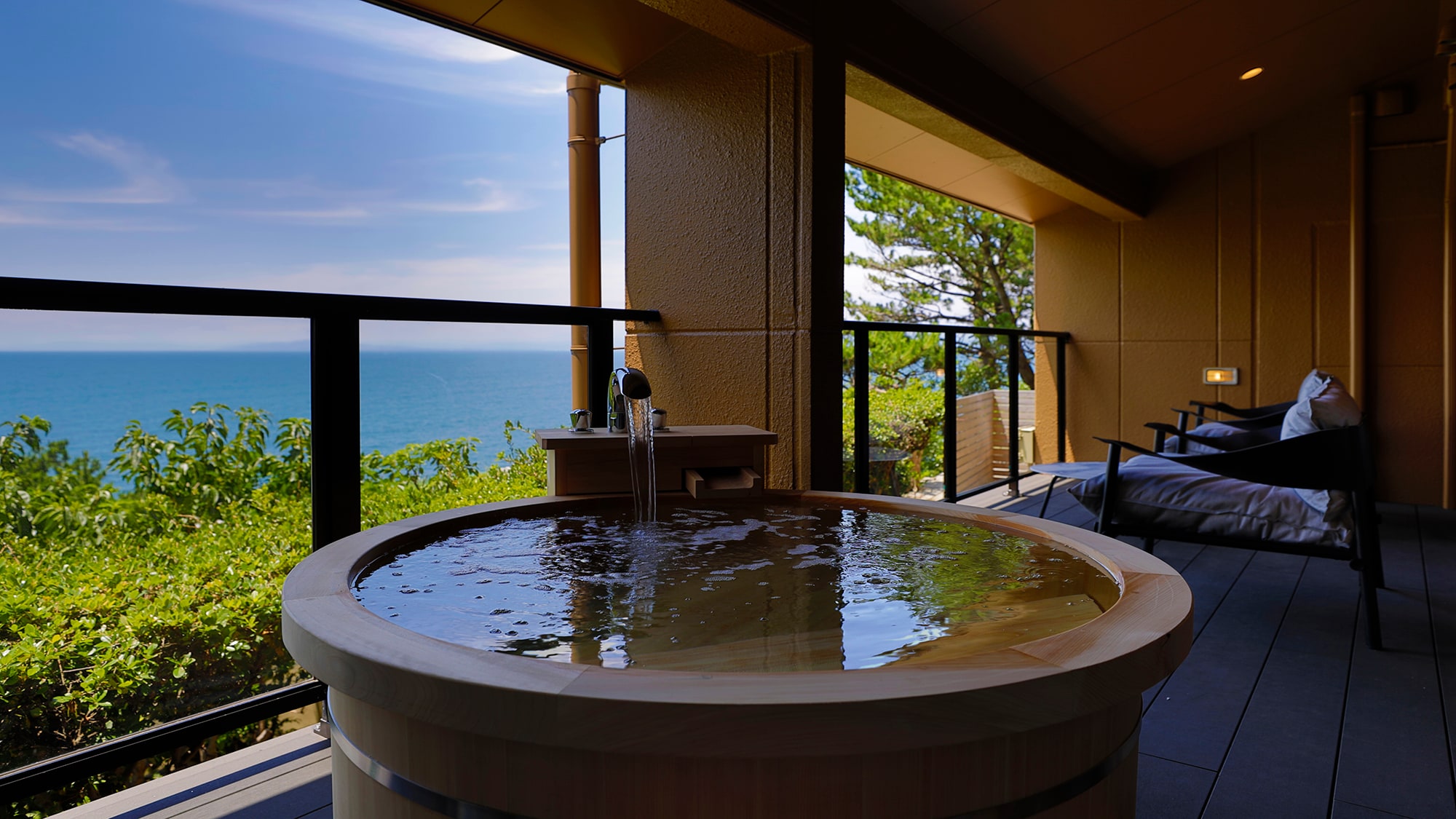 [Akane no Uta Japanese-Western Room] Open-air bath with a spectacular ocean view & private dining