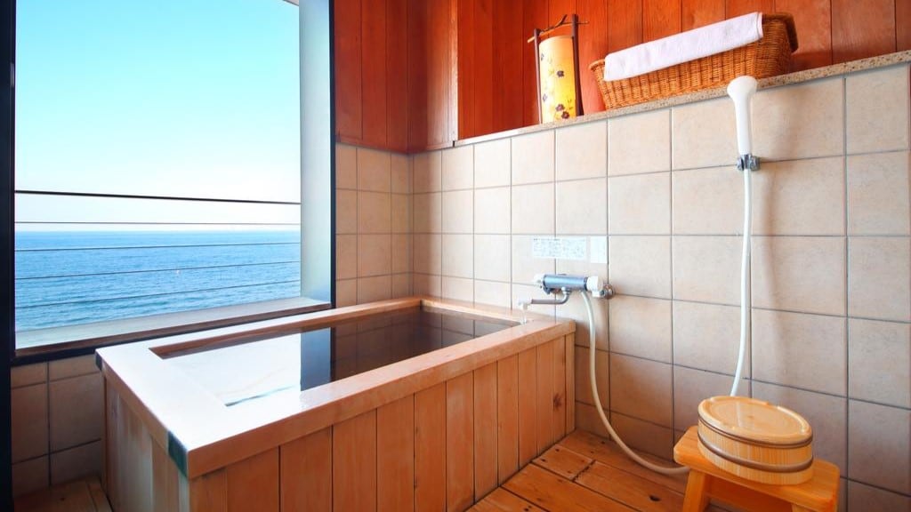 <Japanese-style room with semi-open-air bath>