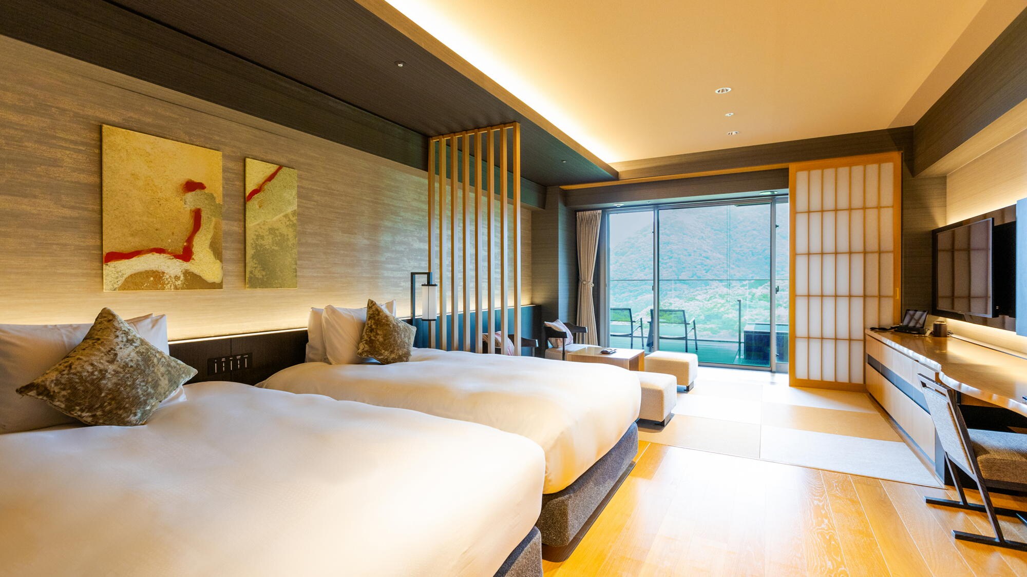 ◆West Wing Deluxe Room with Open-Air Bath (Japanese Style) | Enjoy a relaxing and elegant moment while soothing your mind with the feel of the tatami mats.