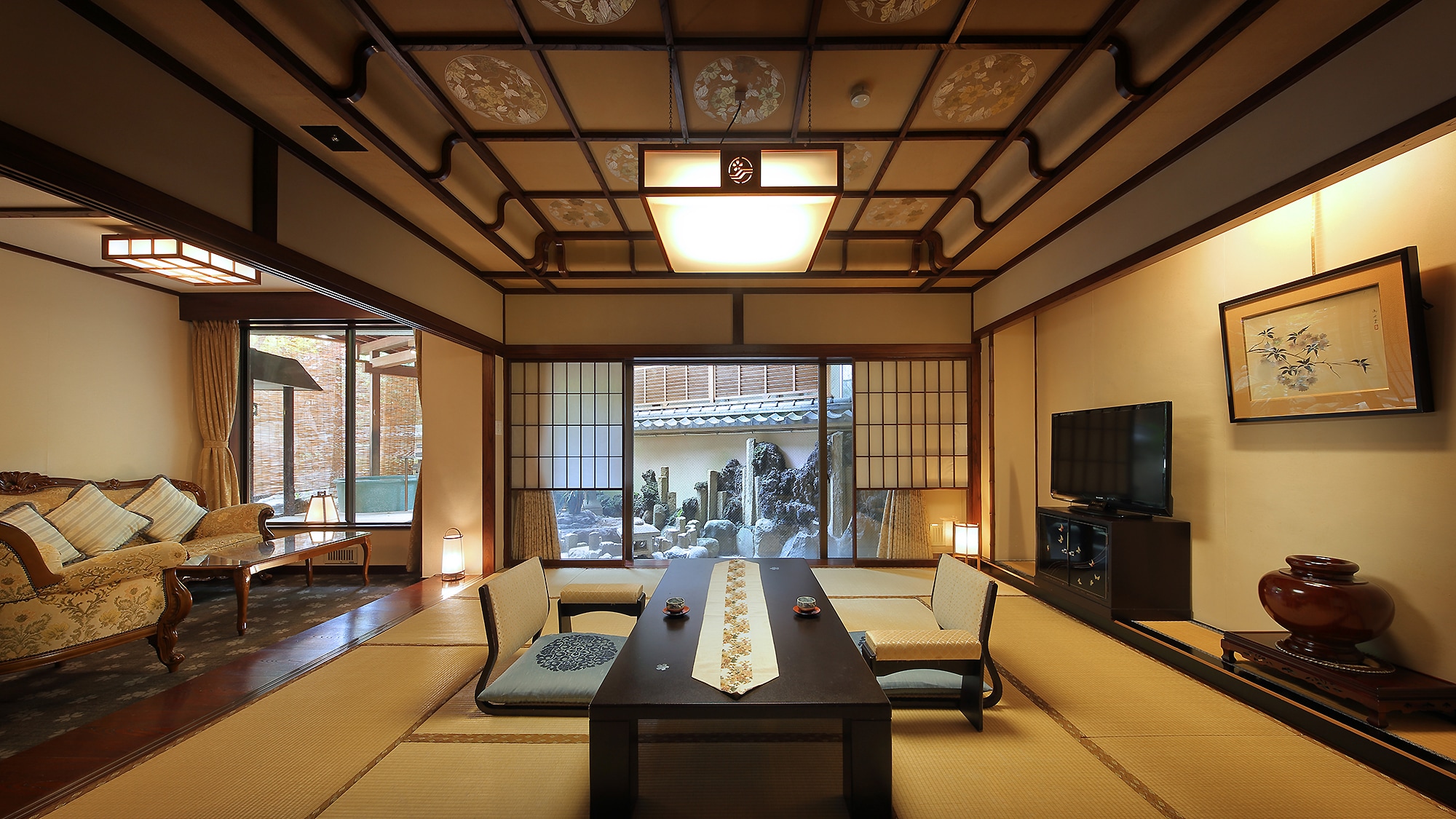 [Room with lacquer treasure and open-air bath (Japanese-style room 12.5 tatami + 5 tatami + reception) "Kiso"]