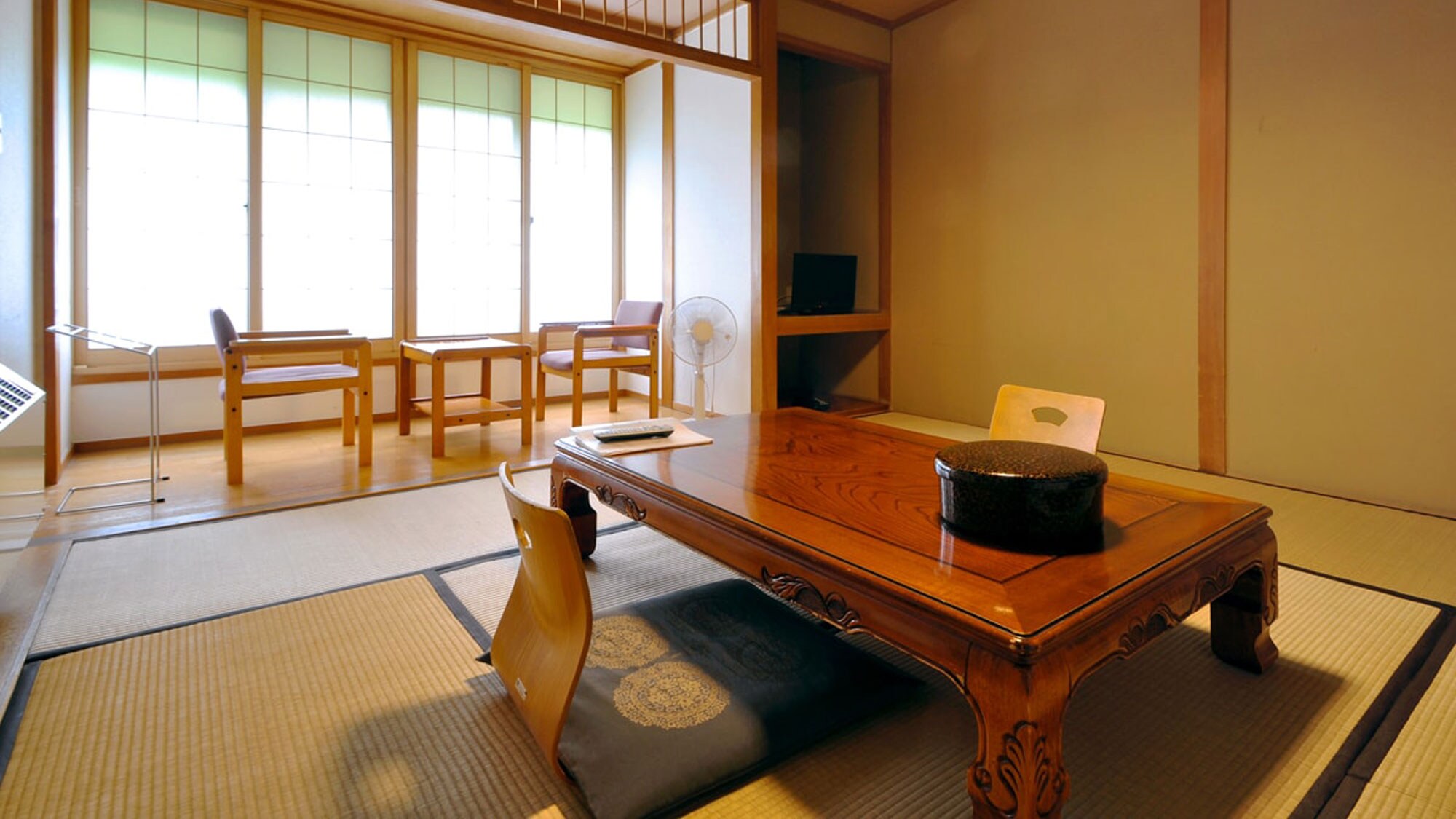 [Guest room / Annex Japanese-style room 8 tatami mats] The tatami mats will soothe your heart.