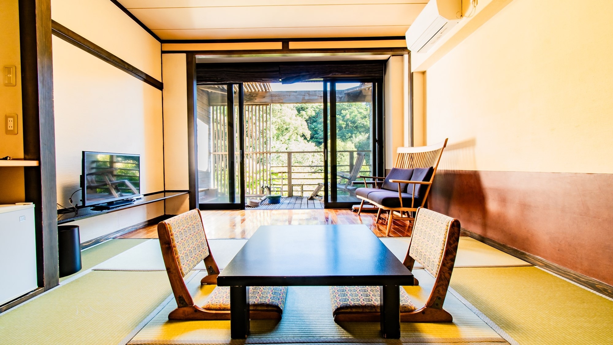 [Guest room with reclining bath (Japanese-style room)] A reclining bath where you can relax and soak in the hot spring is provided in a corner of the terrace.