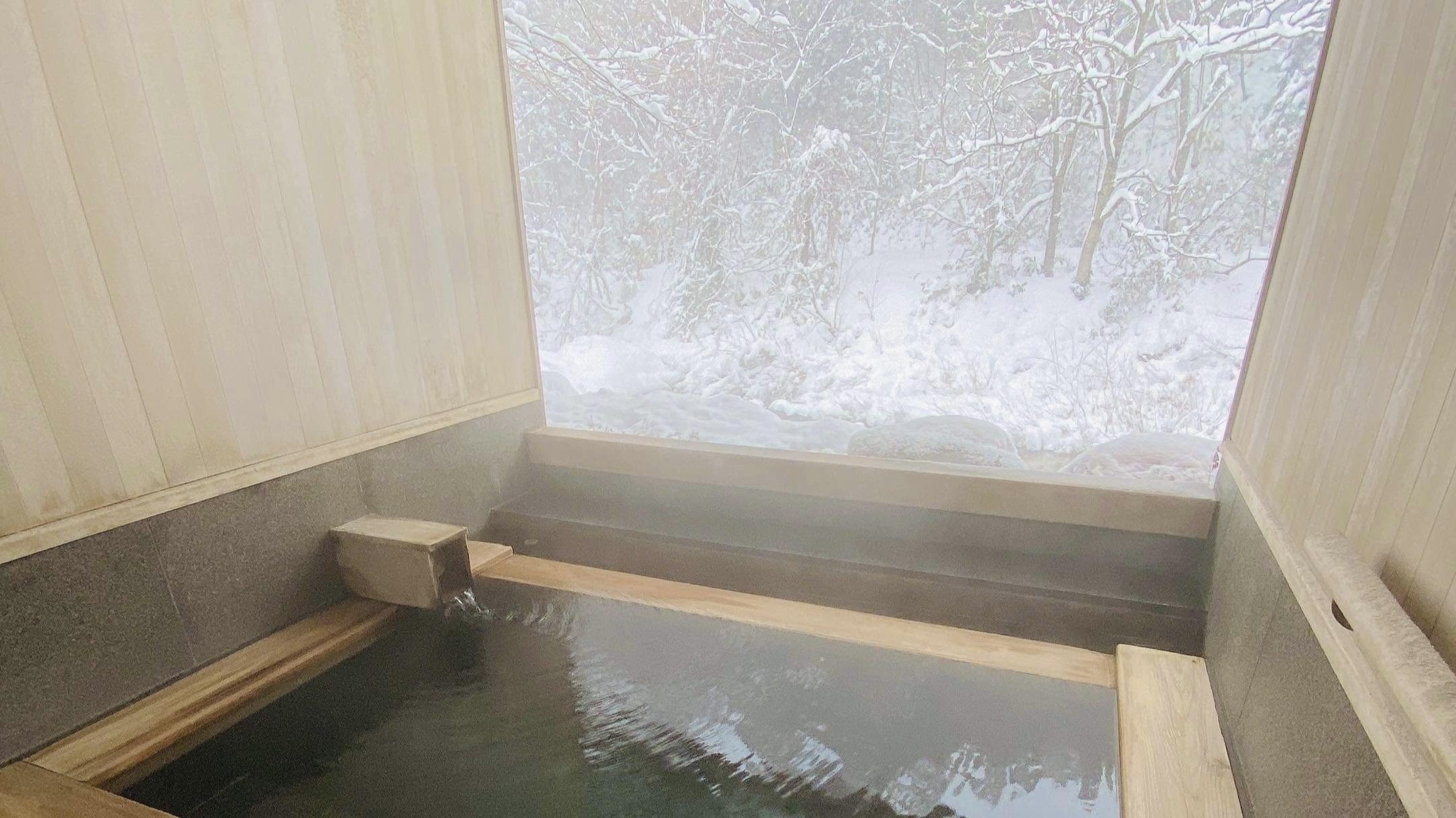 [Private open-air bath along the mountain stream (free of charge)] Enjoy the warm hot spring water that is gentle on the skin while admiring the snowy scenery