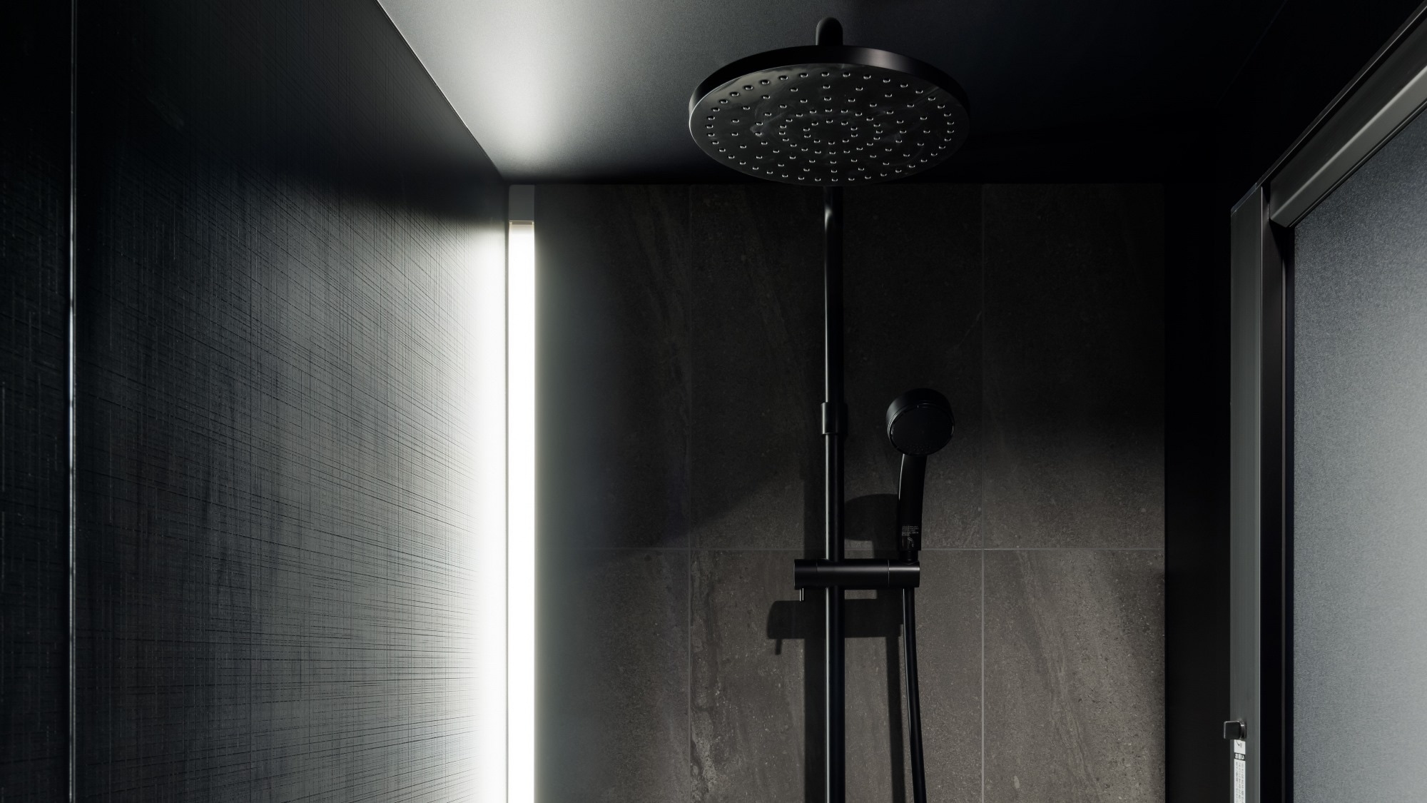 ◆Bathroom｜All rooms have a rain shower that wraps around your body