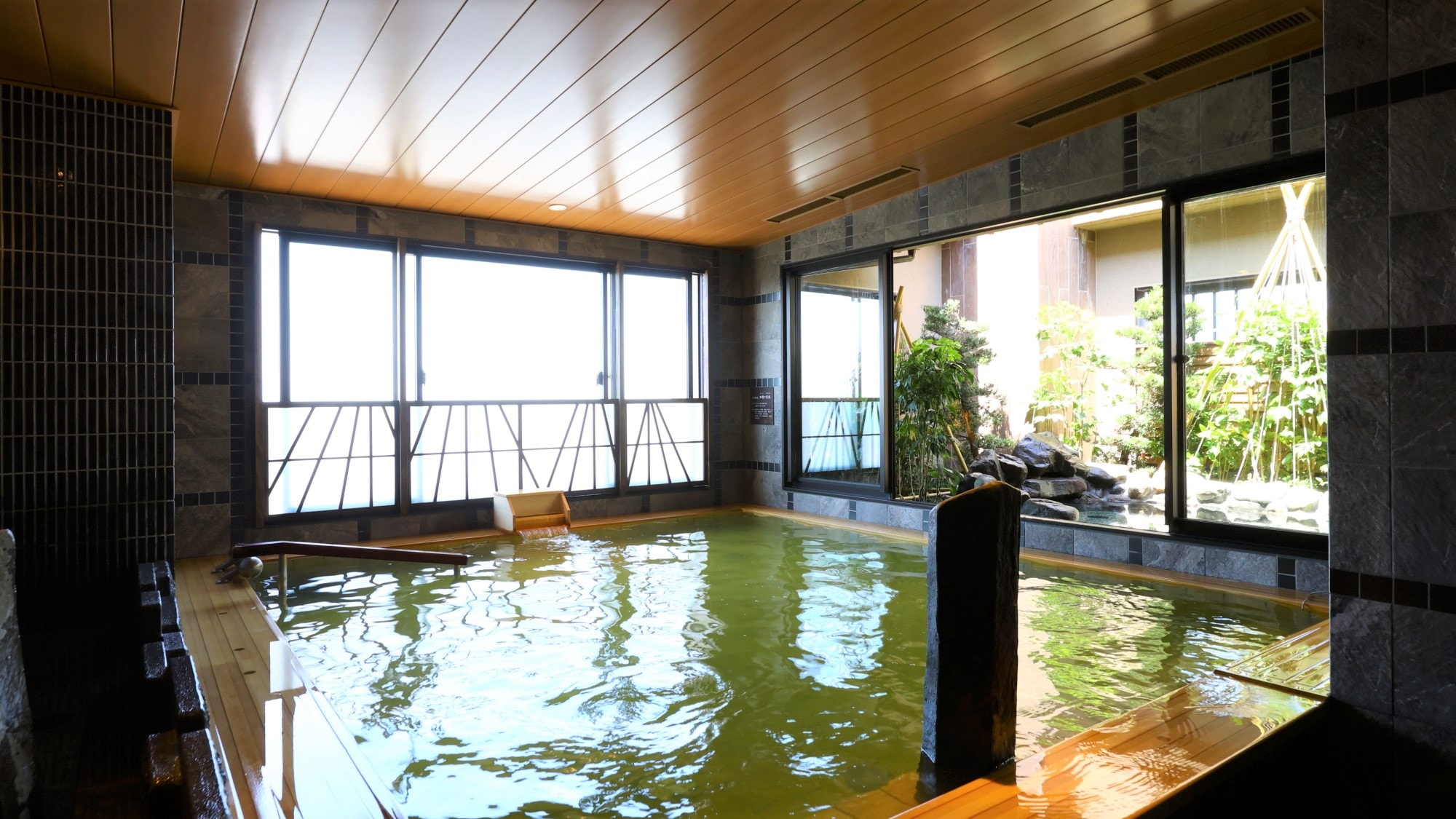 【天然温泉大浴場・男子】内風呂　（湯温：約41℃～42℃）