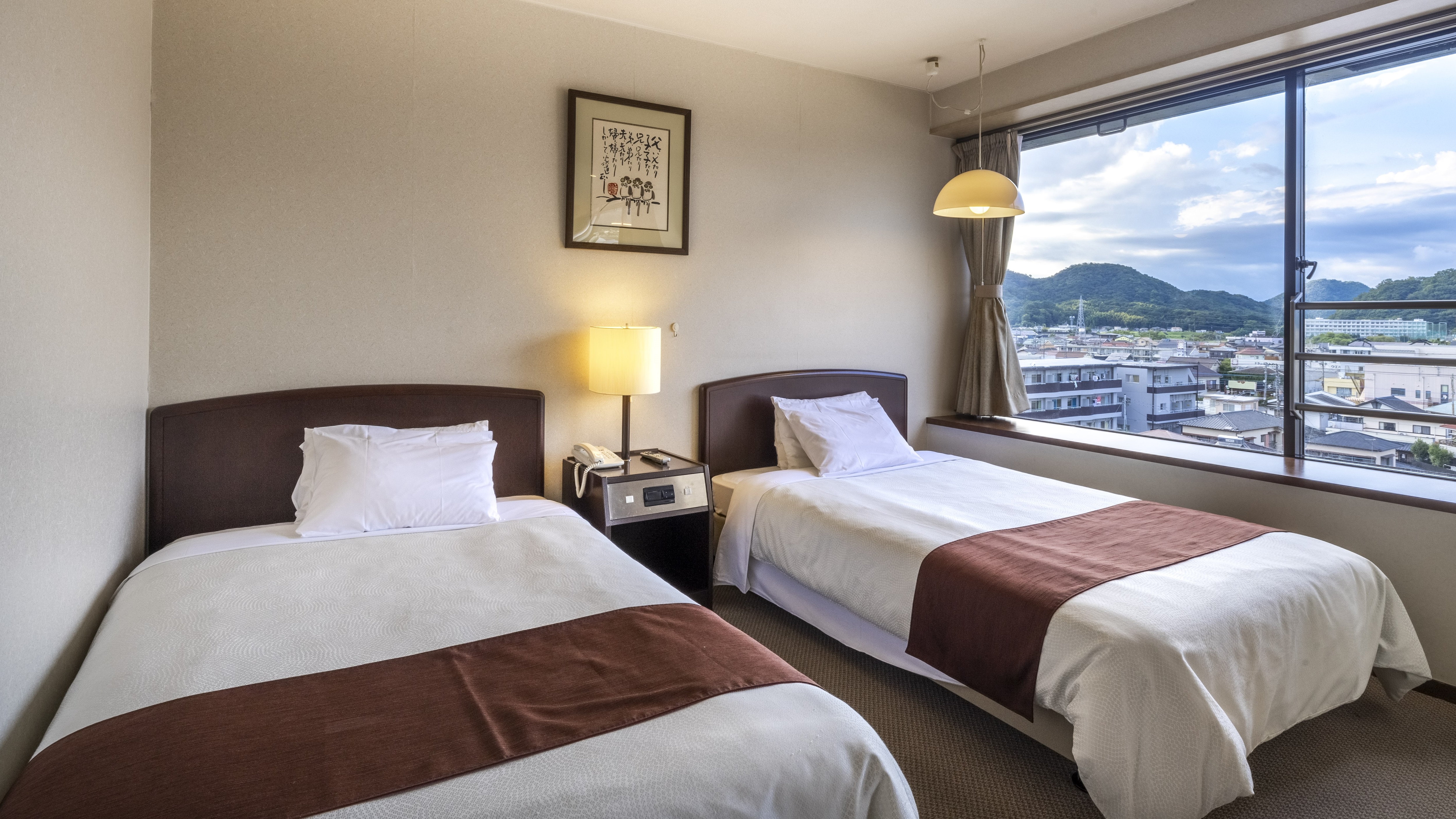 [Japanese-Western room] The Western-style room (twin room) of the Japanese-Western room
