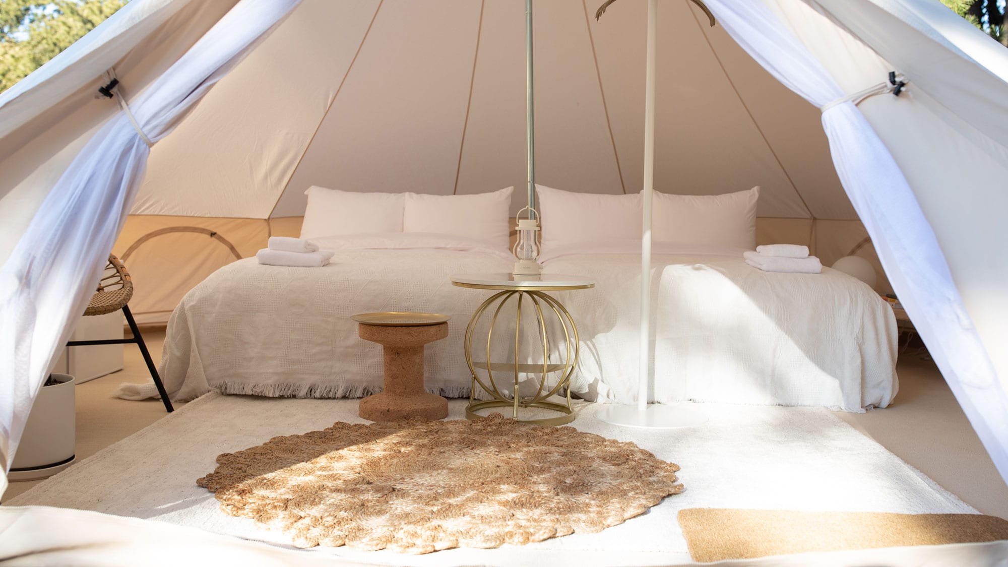 Large tent / 2 semi-double beds + sleeping bags available for rental. Up to 5 people can stay. (Example of tent)