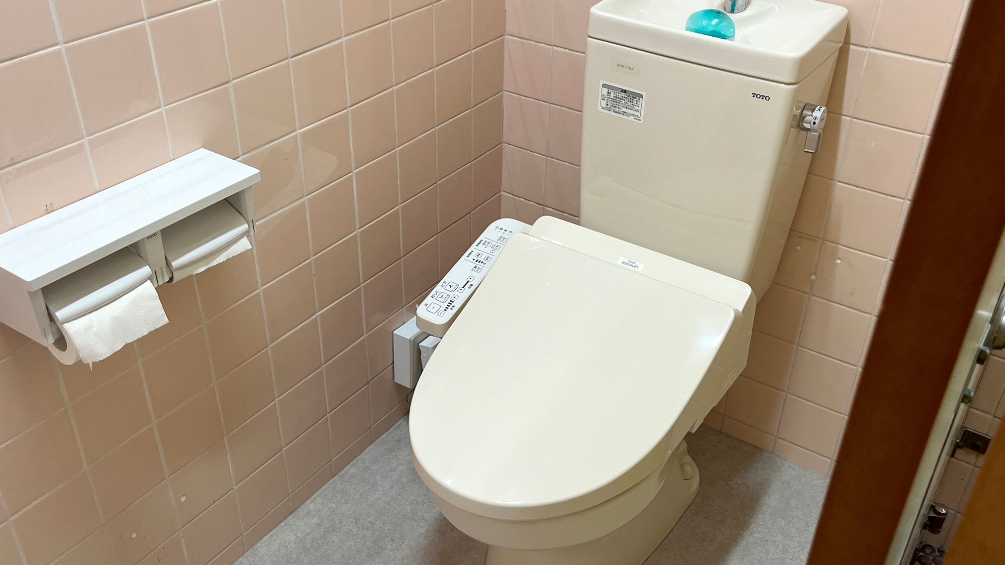 [Toilet with warm water washer]