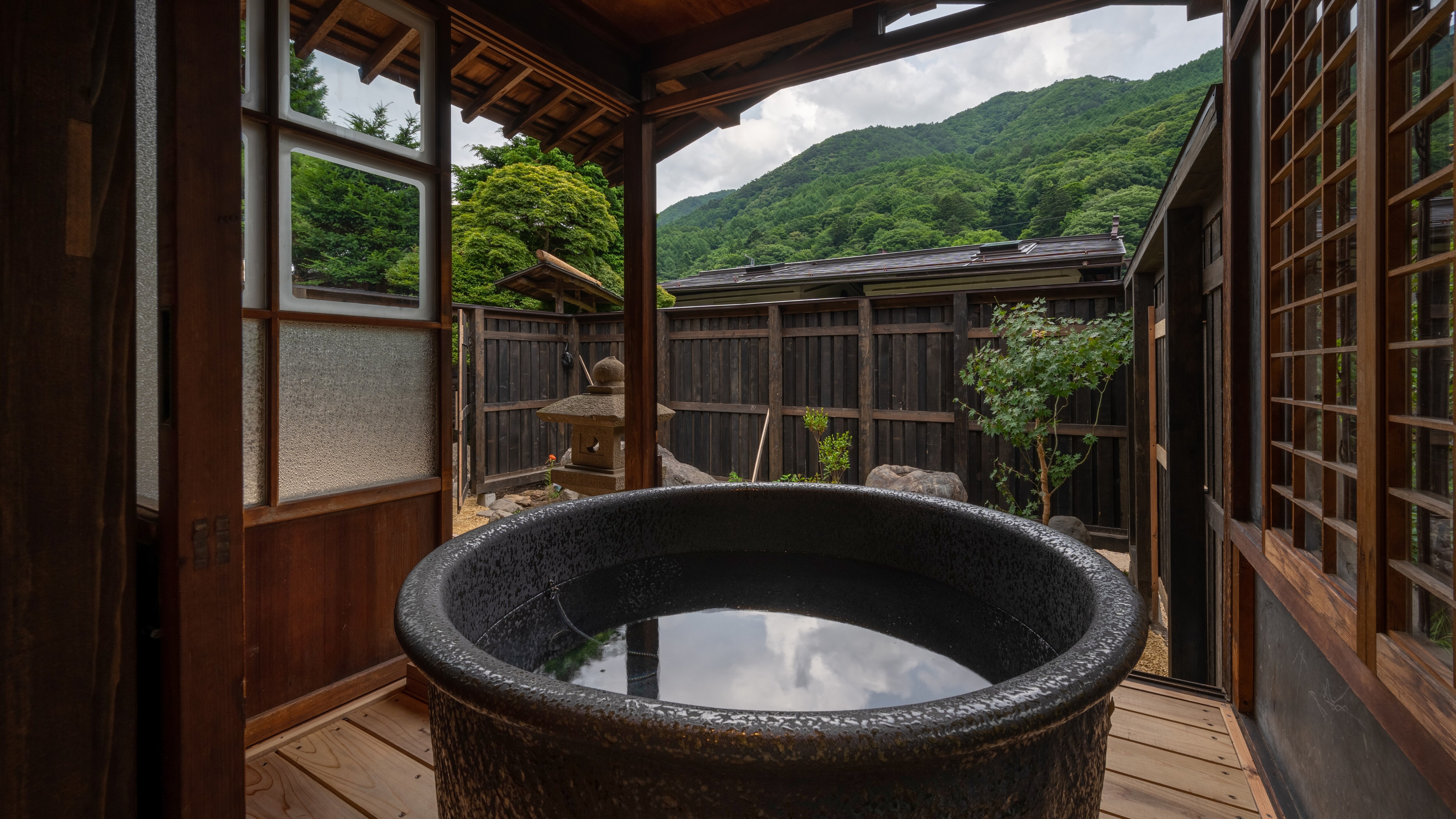[Toshiyoshiya] Hyakushi / Feel the vague boundary between the inside and the outside / With a semi-open-air bath