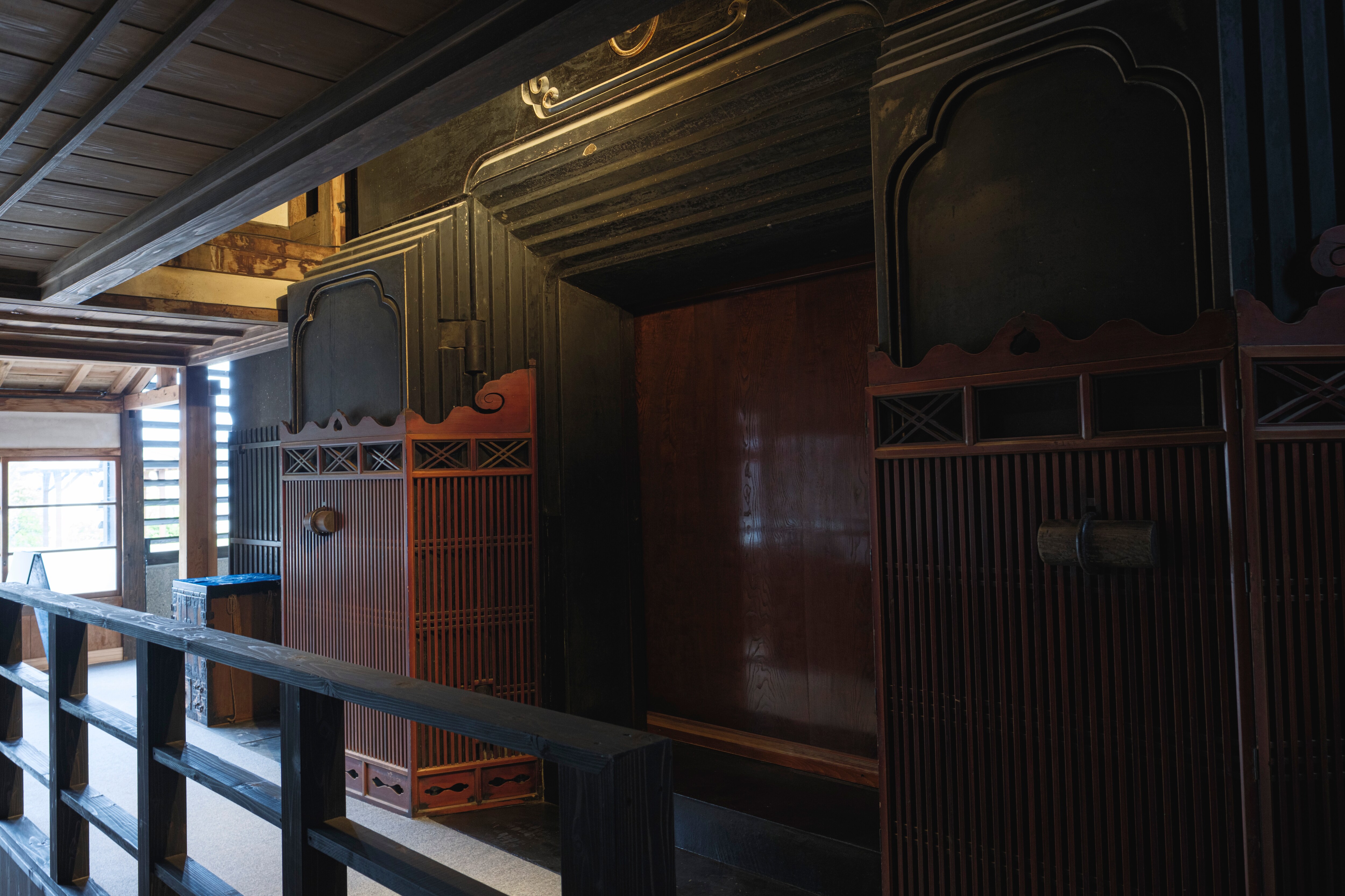 Ruang kotak｜Pintu masuk ke kamar tamu memanfaatkan gerbang gudang yang megah.