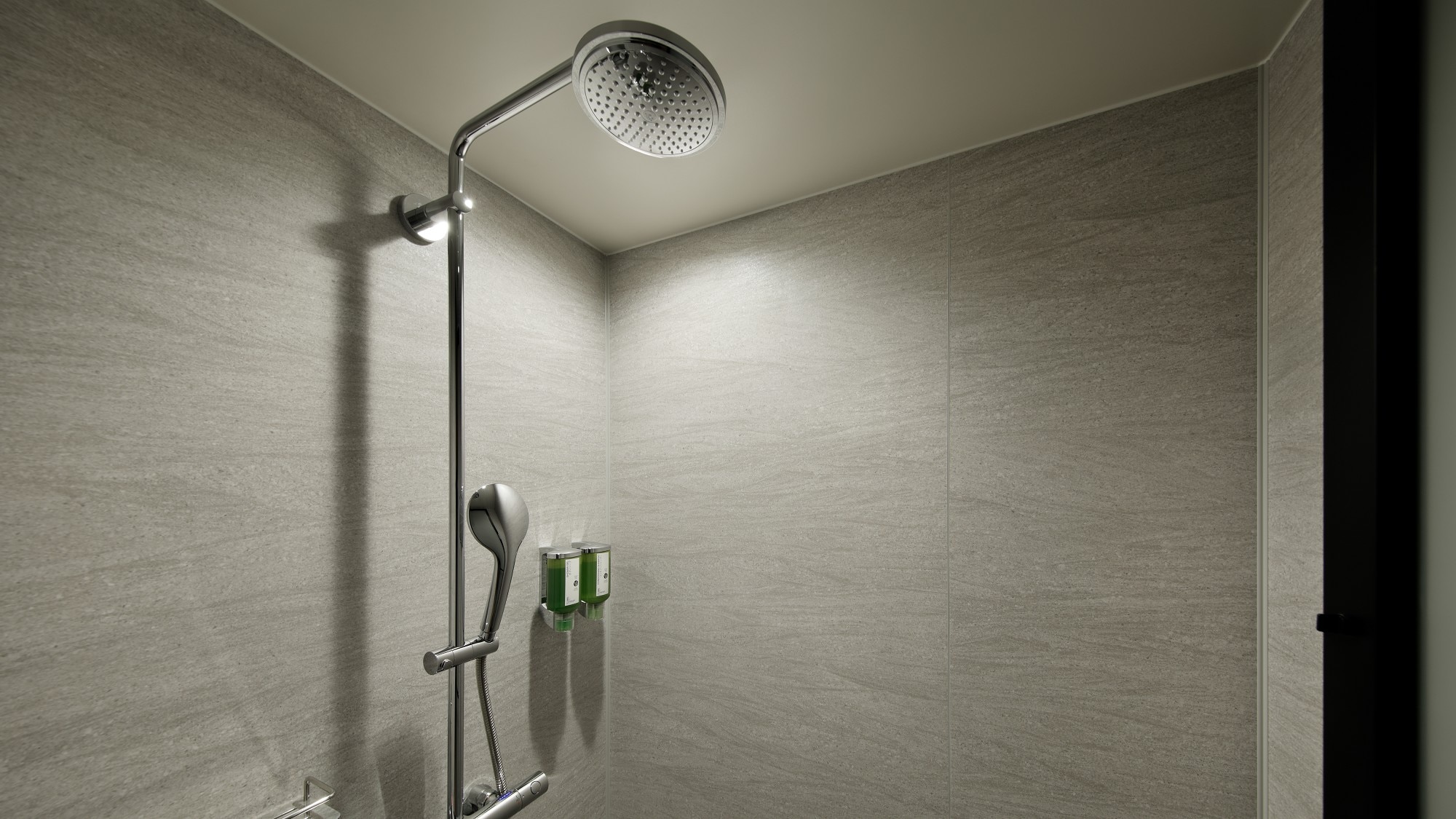 Shower booth: The bathroom only has a shower booth. *There is no bathtub.