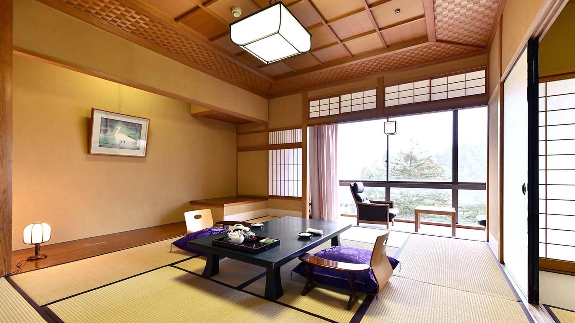 【가을관・일본식실】10 첩화실+퀸 사이즈 침대+리빙