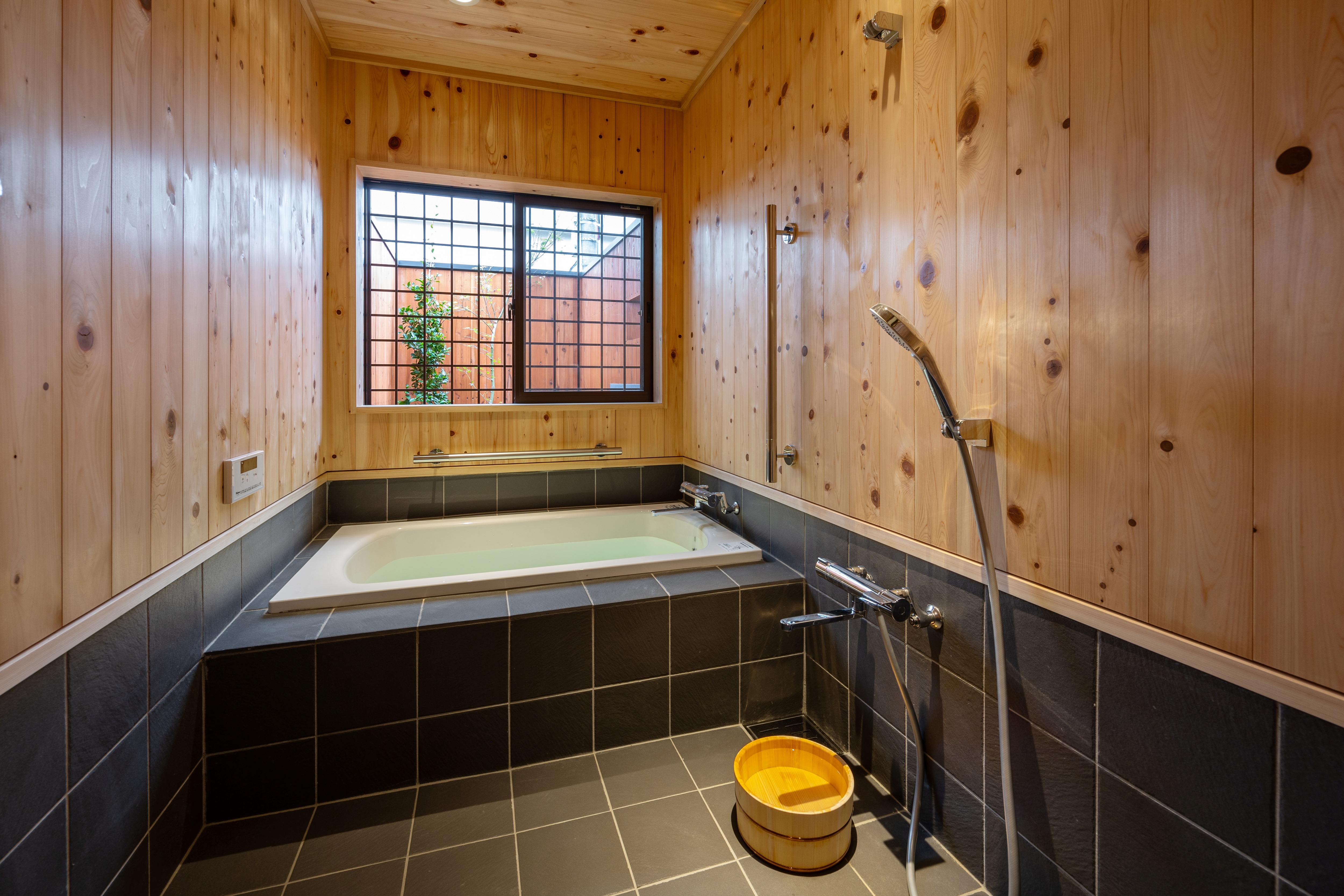 Semi-open-air bath Konpira Machiya Maru [New building]