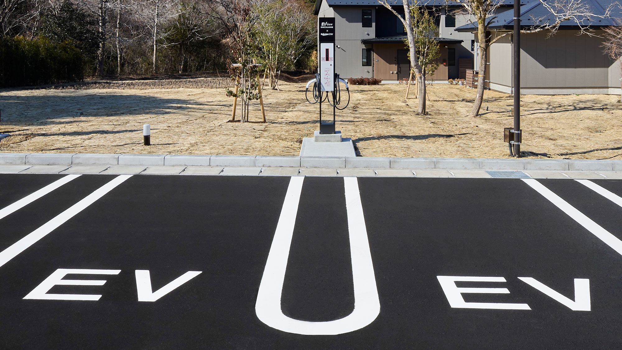 [Parking] There are 4 parking spaces for electric vehicles (charging is available for a fee)